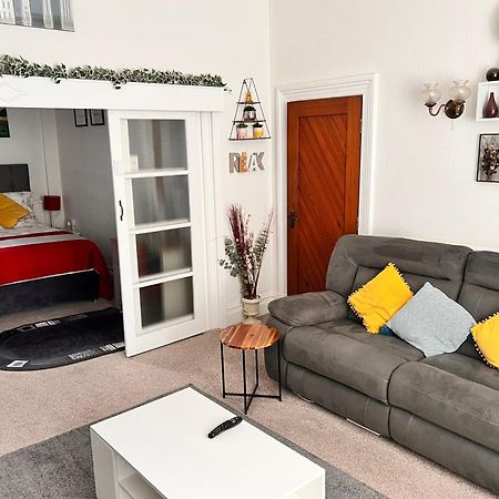 Victoria House - Self Catering Quiet Guesthouse - Adult Singles And Couples Only ブラックプール エクステリア 写真
