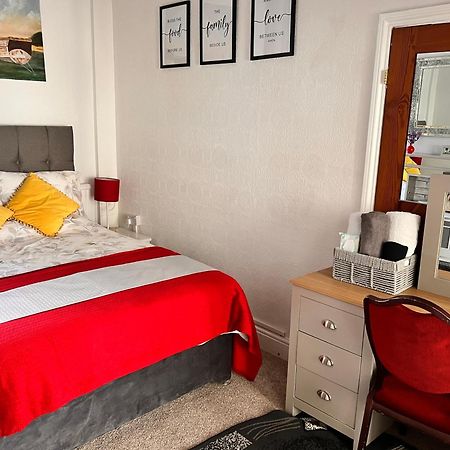 Victoria House - Self Catering Quiet Guesthouse - Adult Singles And Couples Only ブラックプール エクステリア 写真