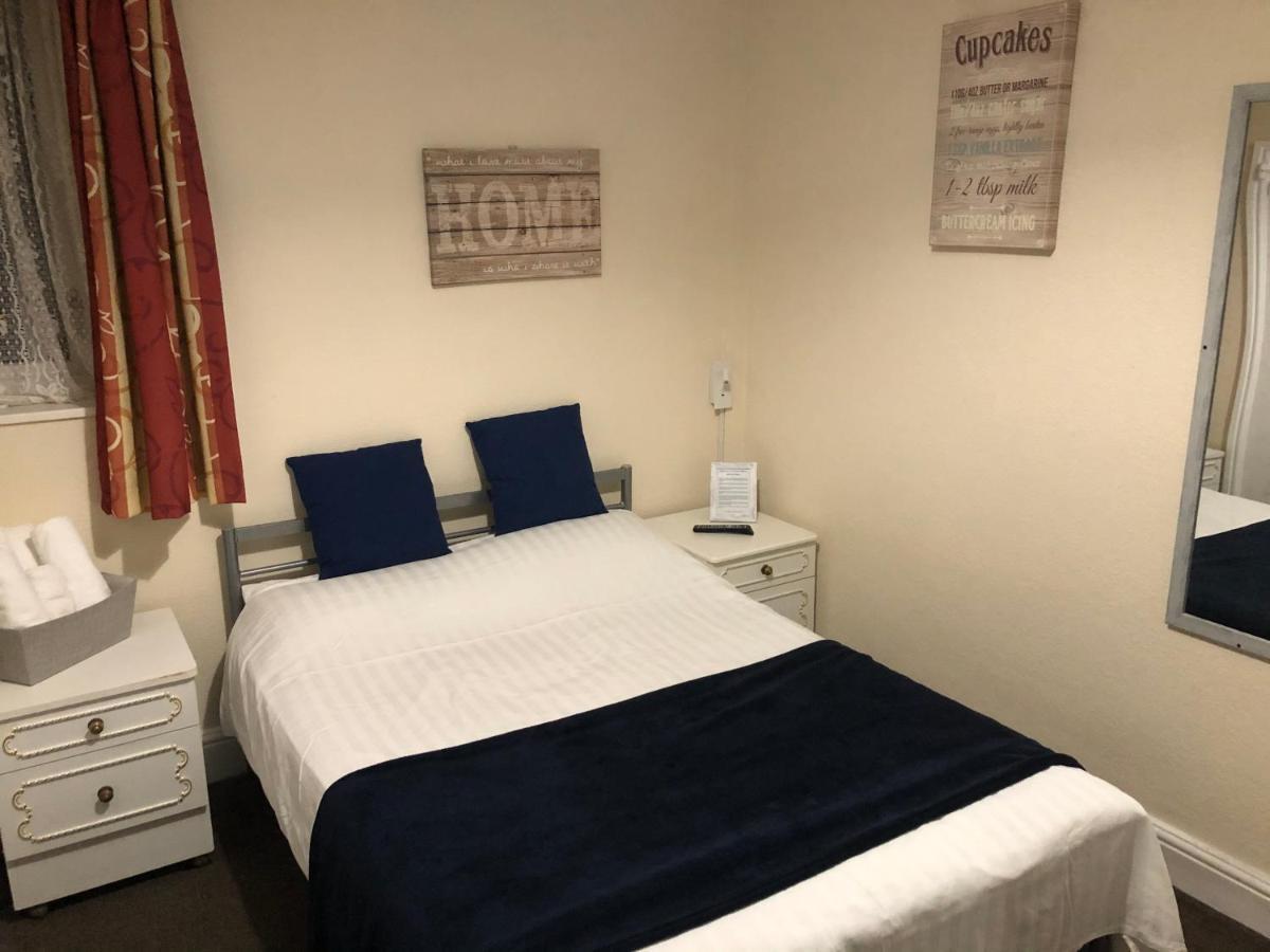 Victoria House - Self Catering Quiet Guesthouse - Adult Singles And Couples Only ブラックプール エクステリア 写真