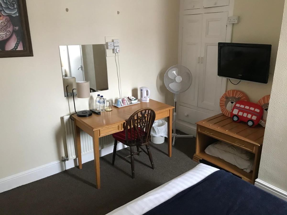 Victoria House - Self Catering Quiet Guesthouse - Adult Singles And Couples Only ブラックプール エクステリア 写真
