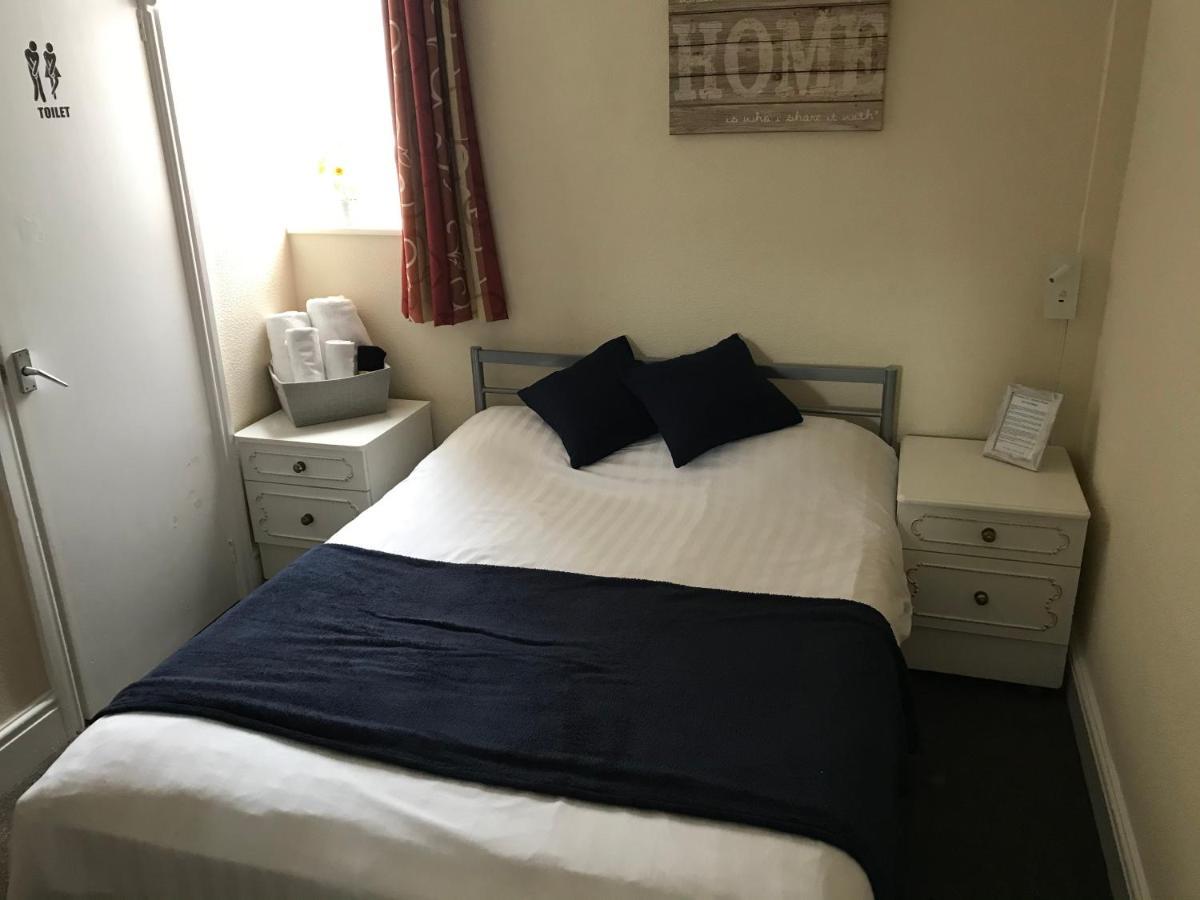 Victoria House - Self Catering Quiet Guesthouse - Adult Singles And Couples Only ブラックプール エクステリア 写真