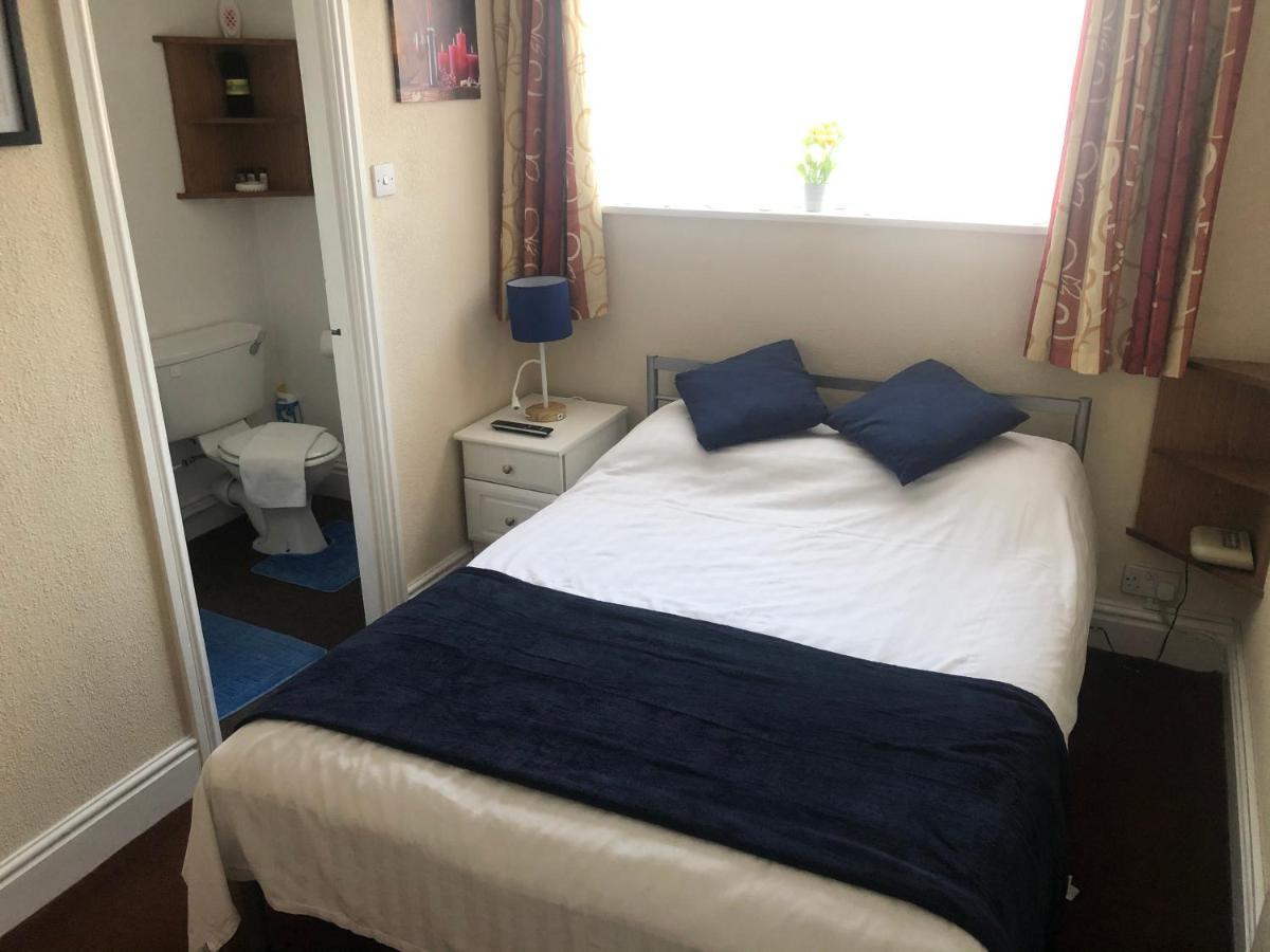 Victoria House - Self Catering Quiet Guesthouse - Adult Singles And Couples Only ブラックプール エクステリア 写真