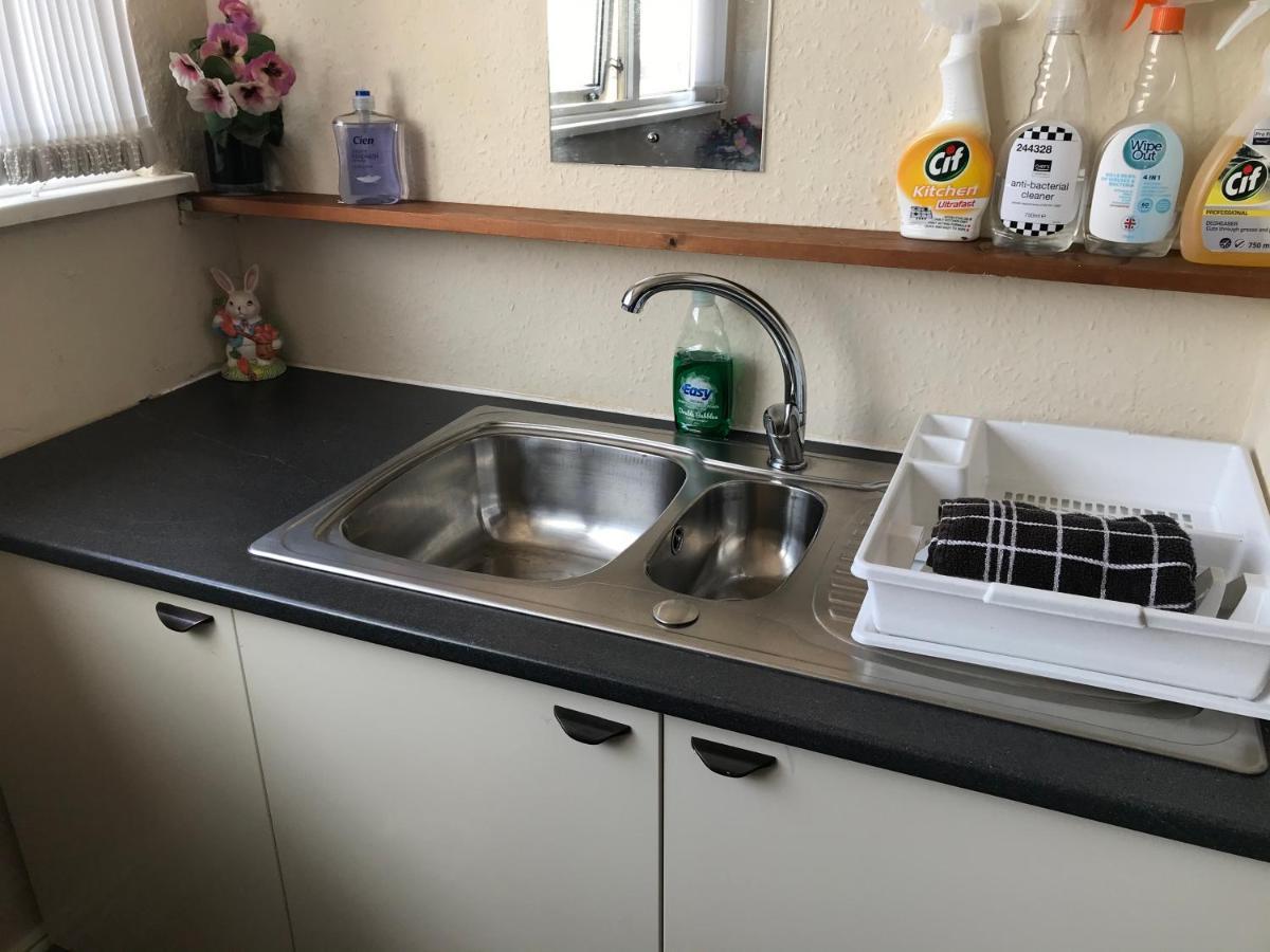 Victoria House - Self Catering Quiet Guesthouse - Adult Singles And Couples Only ブラックプール エクステリア 写真