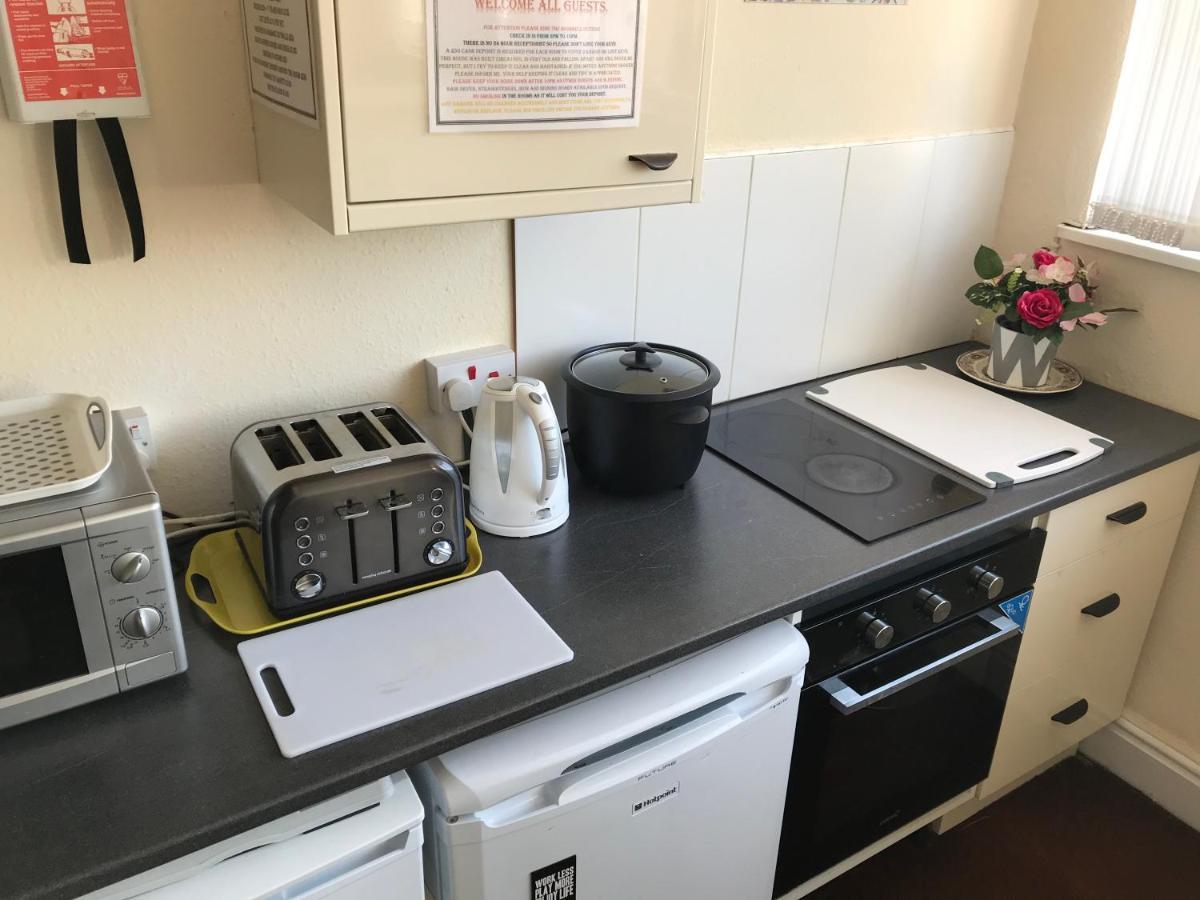 Victoria House - Self Catering Quiet Guesthouse - Adult Singles And Couples Only ブラックプール エクステリア 写真