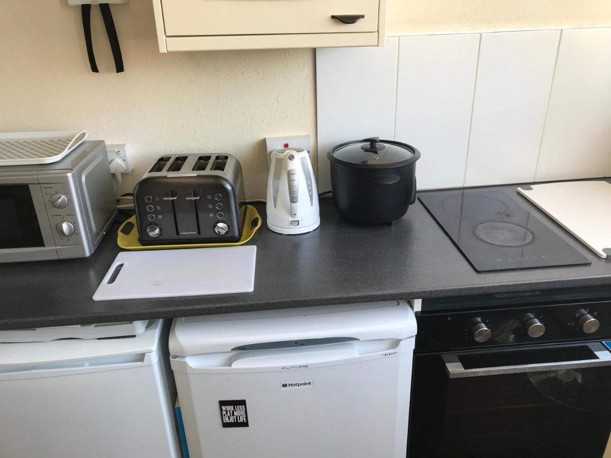 Victoria House - Self Catering Quiet Guesthouse - Adult Singles And Couples Only ブラックプール エクステリア 写真
