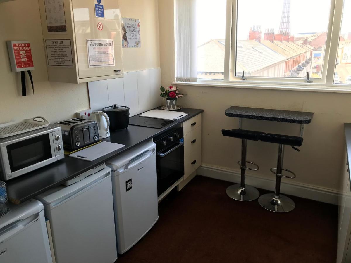 Victoria House - Self Catering Quiet Guesthouse - Adult Singles And Couples Only ブラックプール エクステリア 写真