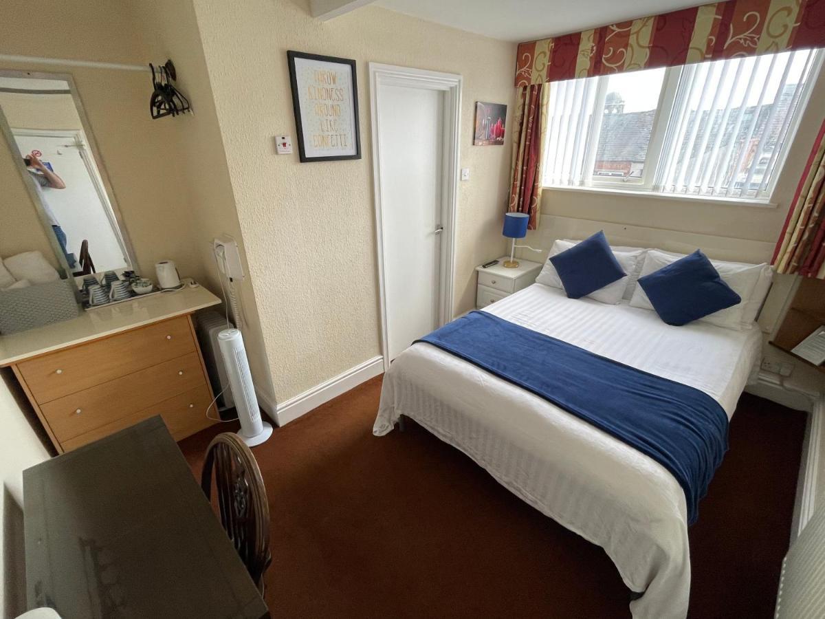 Victoria House - Self Catering Quiet Guesthouse - Adult Singles And Couples Only ブラックプール エクステリア 写真