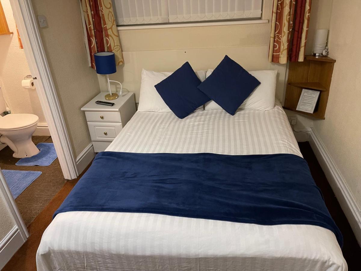 Victoria House - Self Catering Quiet Guesthouse - Adult Singles And Couples Only ブラックプール エクステリア 写真