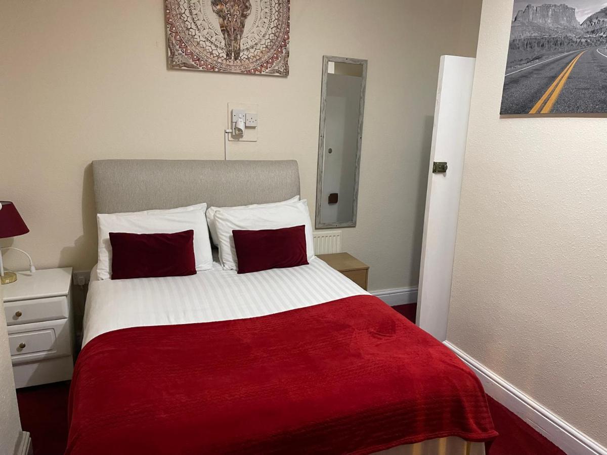 Victoria House - Self Catering Quiet Guesthouse - Adult Singles And Couples Only ブラックプール エクステリア 写真