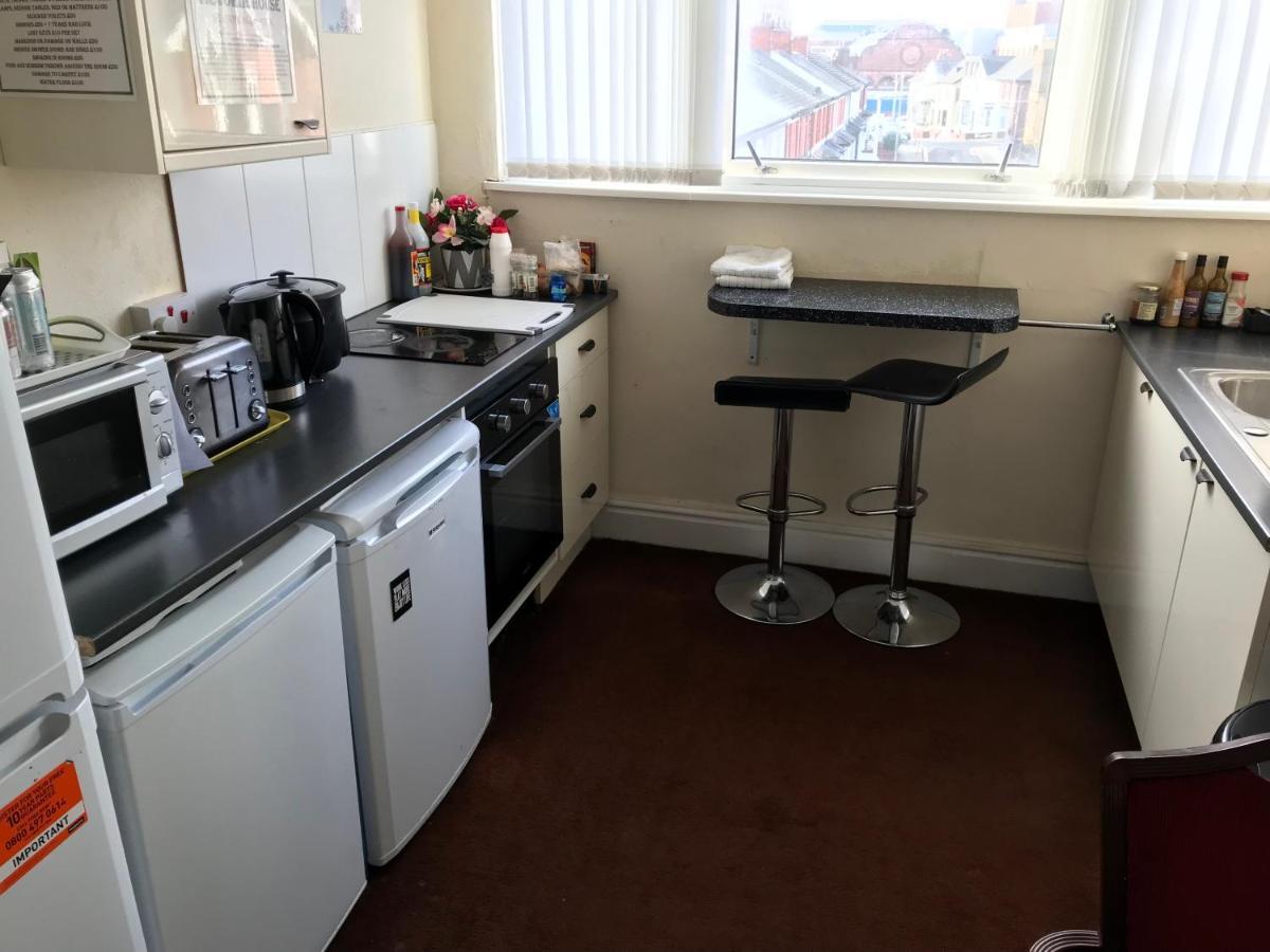 Victoria House - Self Catering Quiet Guesthouse - Adult Singles And Couples Only ブラックプール エクステリア 写真