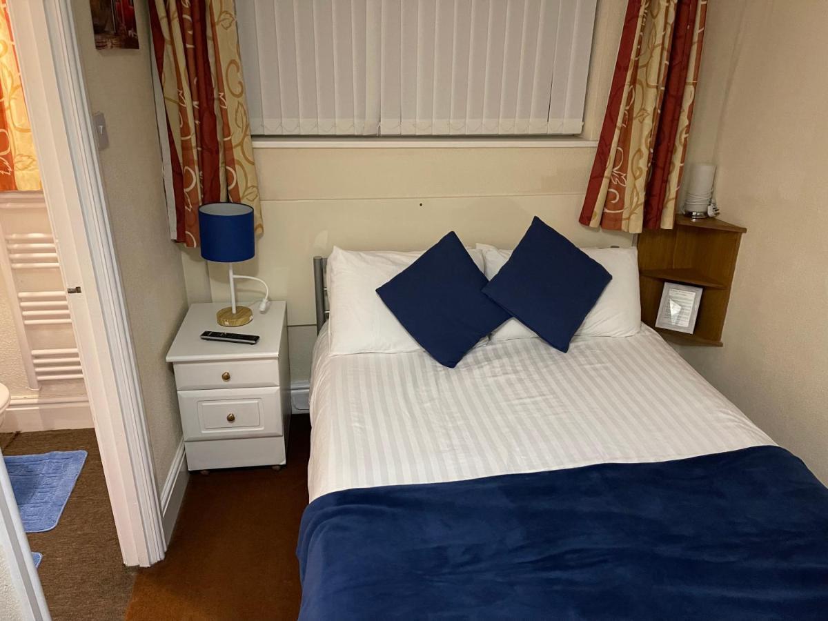 Victoria House - Self Catering Quiet Guesthouse - Adult Singles And Couples Only ブラックプール エクステリア 写真