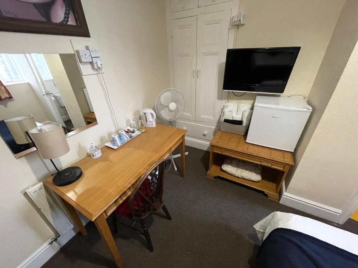 Victoria House - Self Catering Quiet Guesthouse - Adult Singles And Couples Only ブラックプール エクステリア 写真