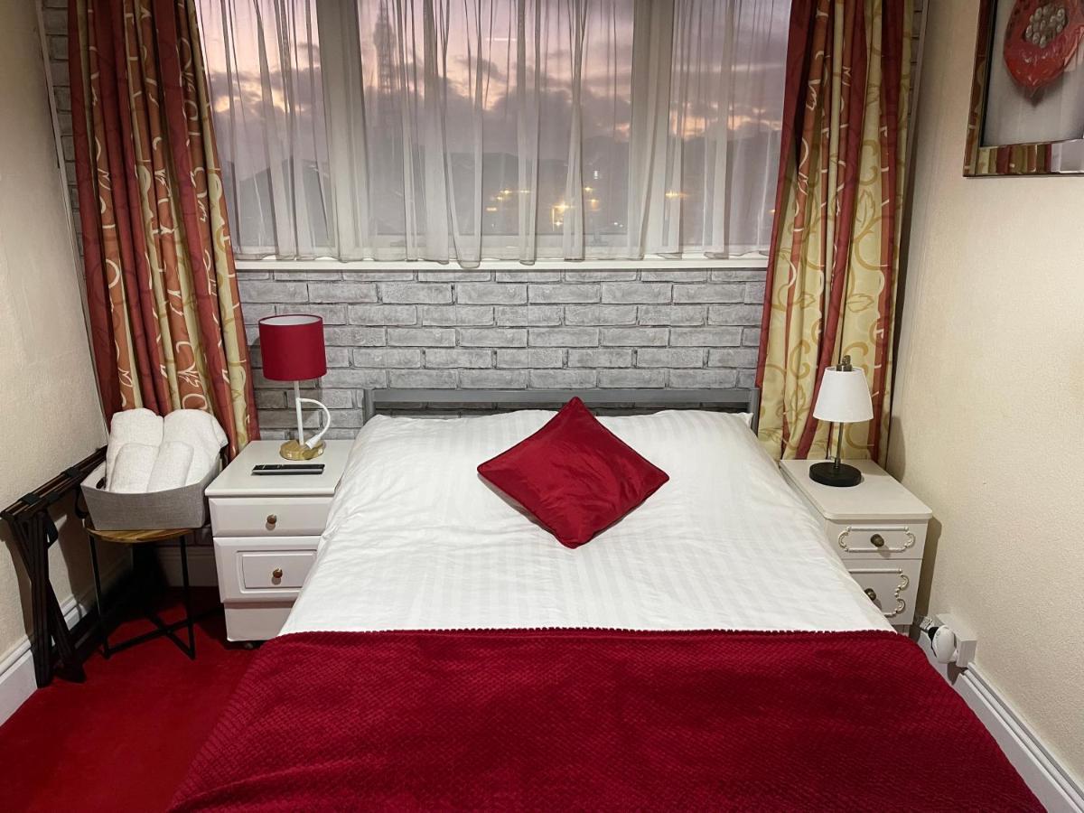 Victoria House - Self Catering Quiet Guesthouse - Adult Singles And Couples Only ブラックプール エクステリア 写真