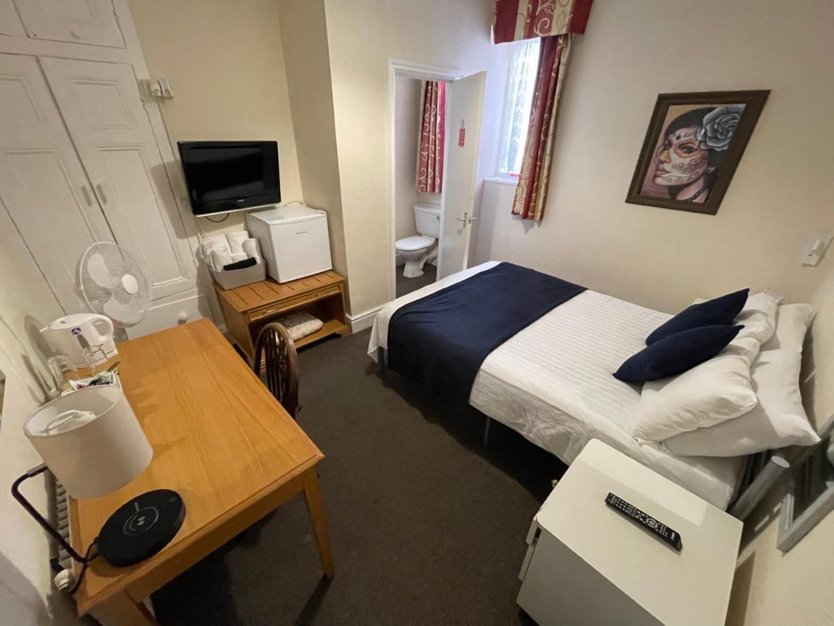 Victoria House - Self Catering Quiet Guesthouse - Adult Singles And Couples Only ブラックプール エクステリア 写真