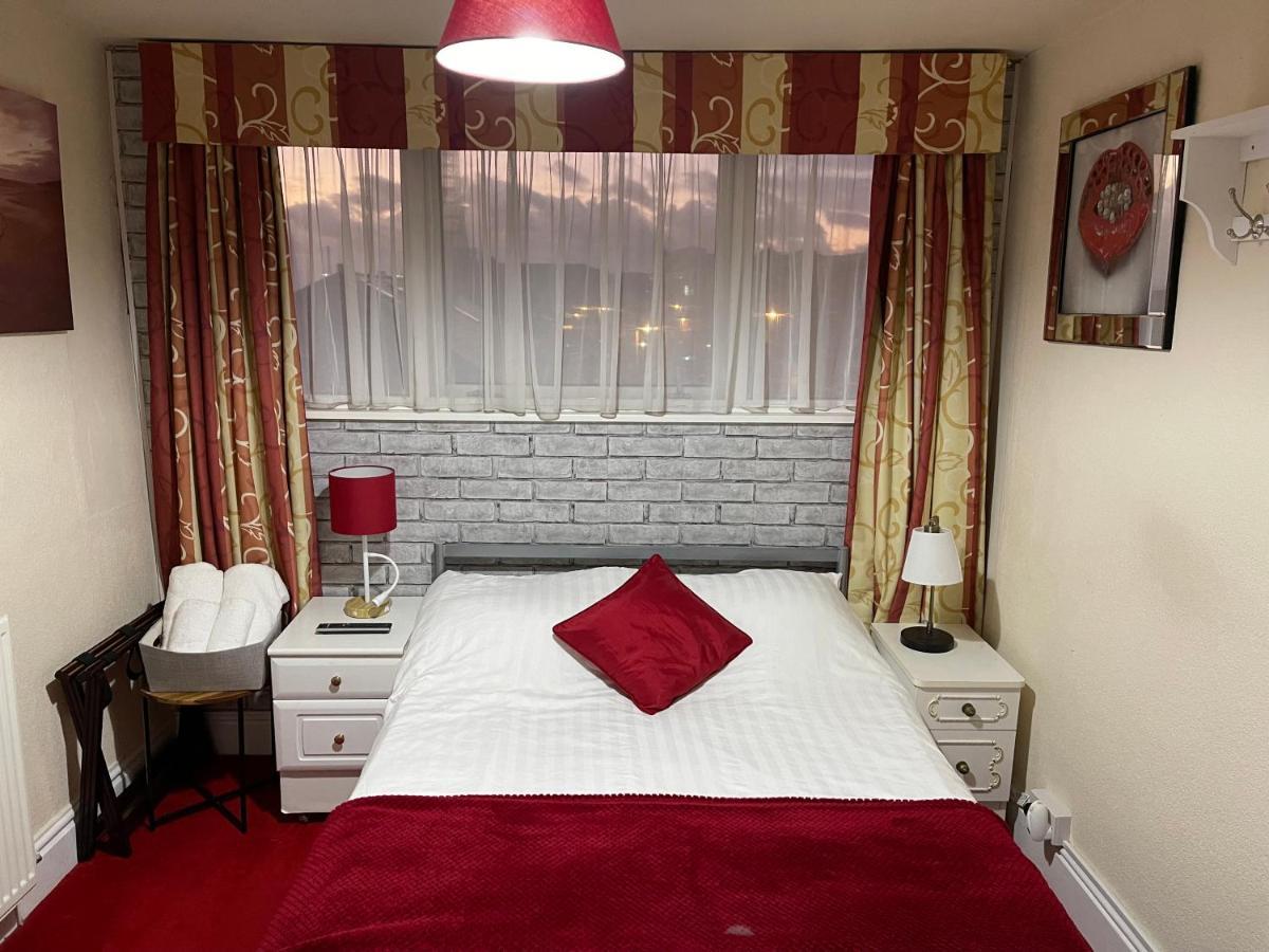 Victoria House - Self Catering Quiet Guesthouse - Adult Singles And Couples Only ブラックプール エクステリア 写真