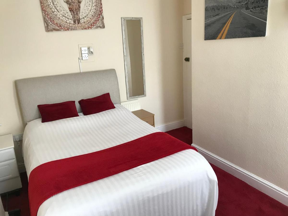 Victoria House - Self Catering Quiet Guesthouse - Adult Singles And Couples Only ブラックプール エクステリア 写真