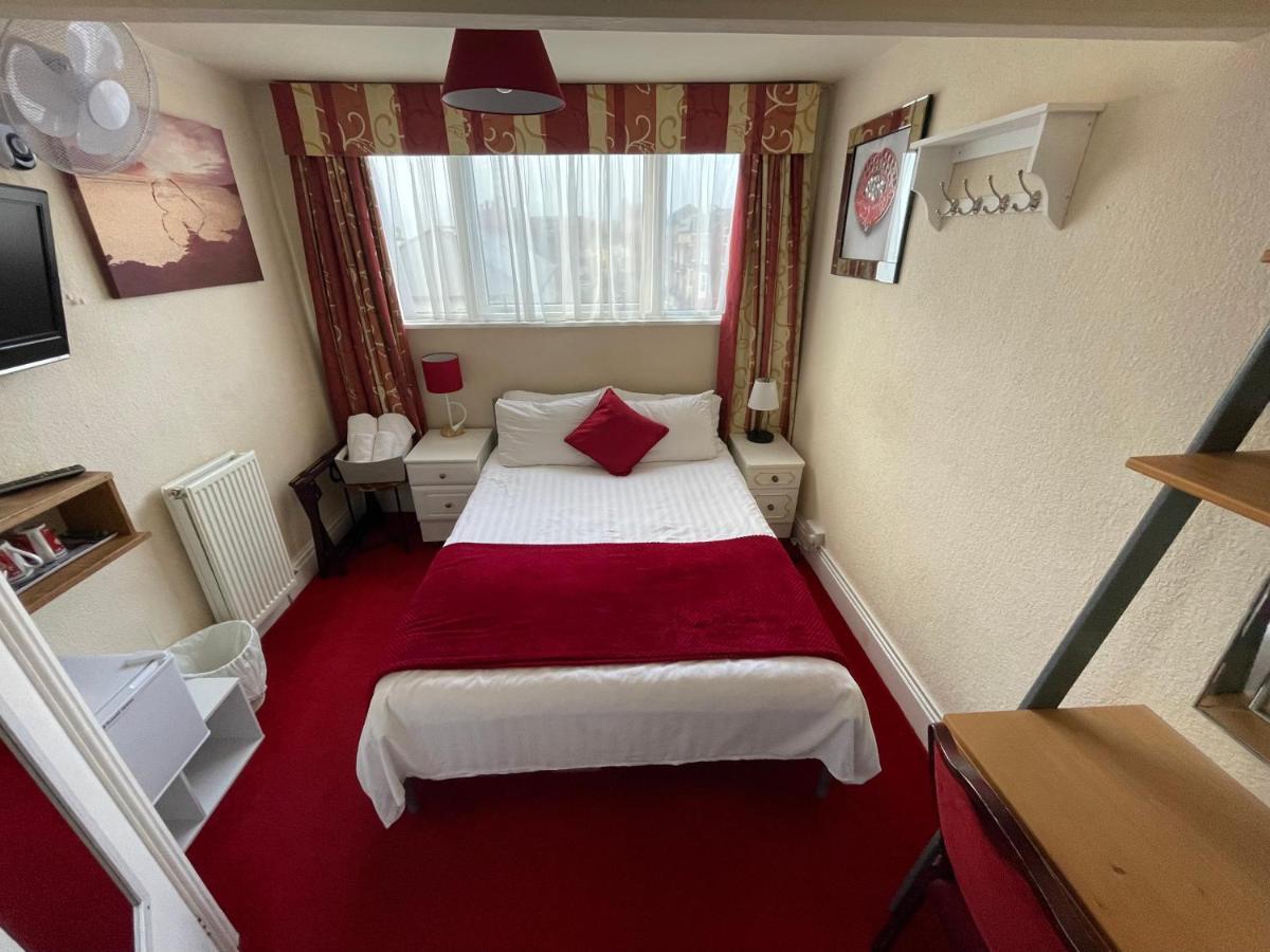 Victoria House - Self Catering Quiet Guesthouse - Adult Singles And Couples Only ブラックプール エクステリア 写真