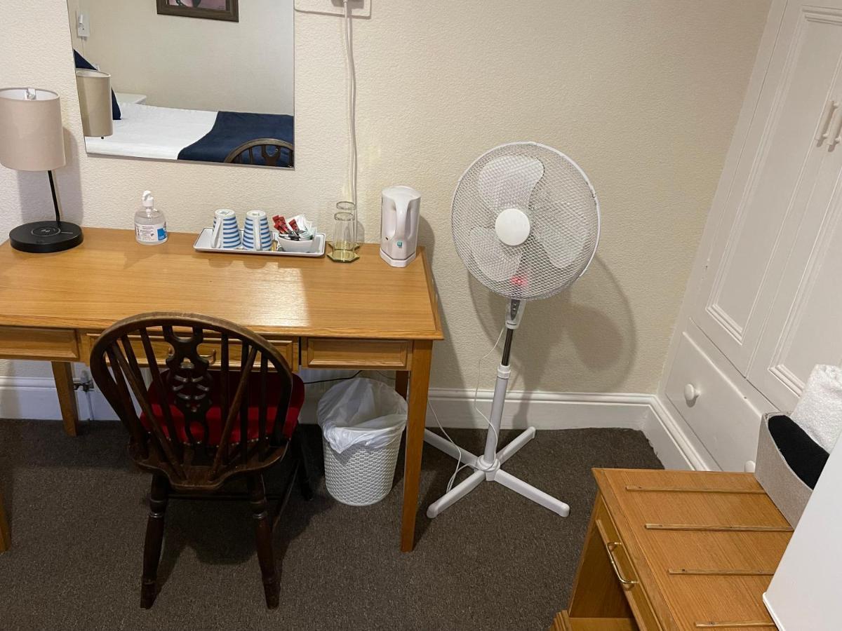 Victoria House - Self Catering Quiet Guesthouse - Adult Singles And Couples Only ブラックプール エクステリア 写真