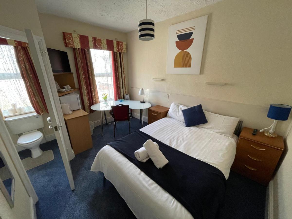 Victoria House - Self Catering Quiet Guesthouse - Adult Singles And Couples Only ブラックプール エクステリア 写真