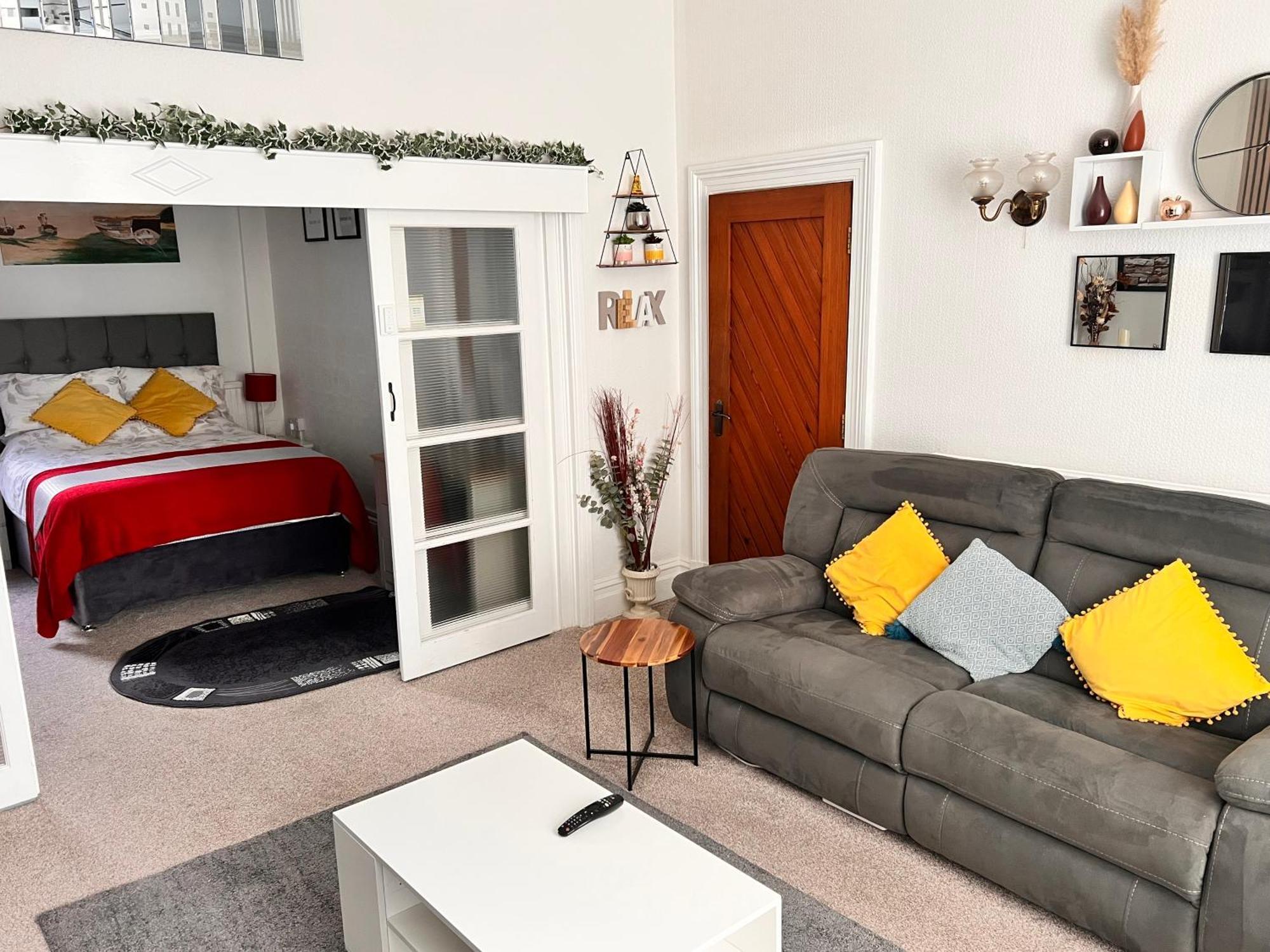 Victoria House - Self Catering Quiet Guesthouse - Adult Singles And Couples Only ブラックプール エクステリア 写真
