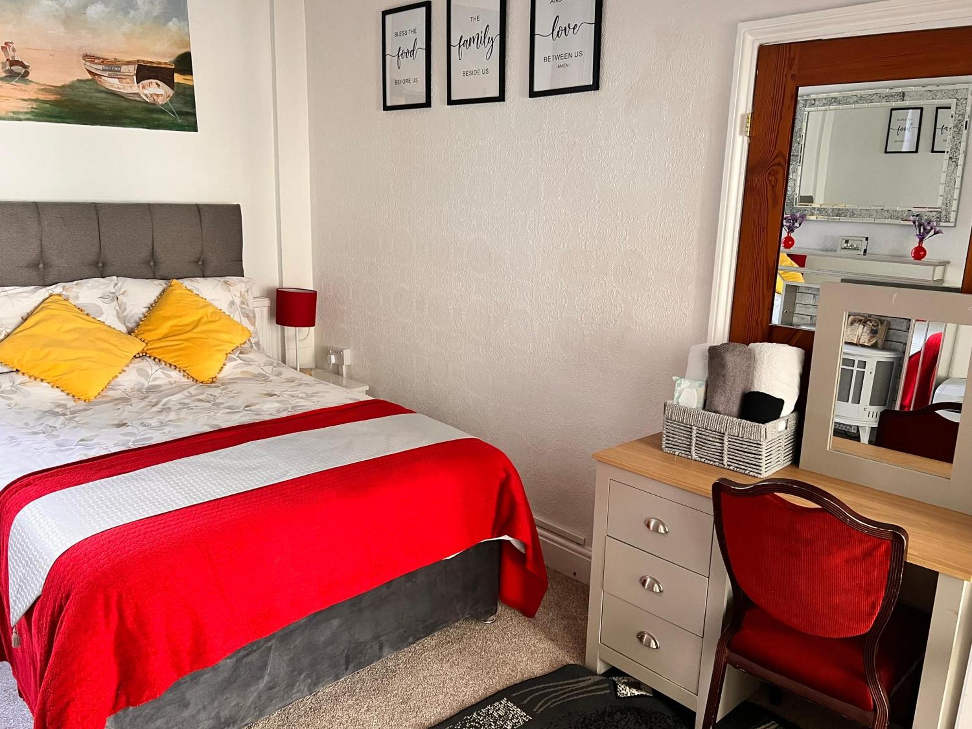Victoria House - Self Catering Quiet Guesthouse - Adult Singles And Couples Only ブラックプール エクステリア 写真