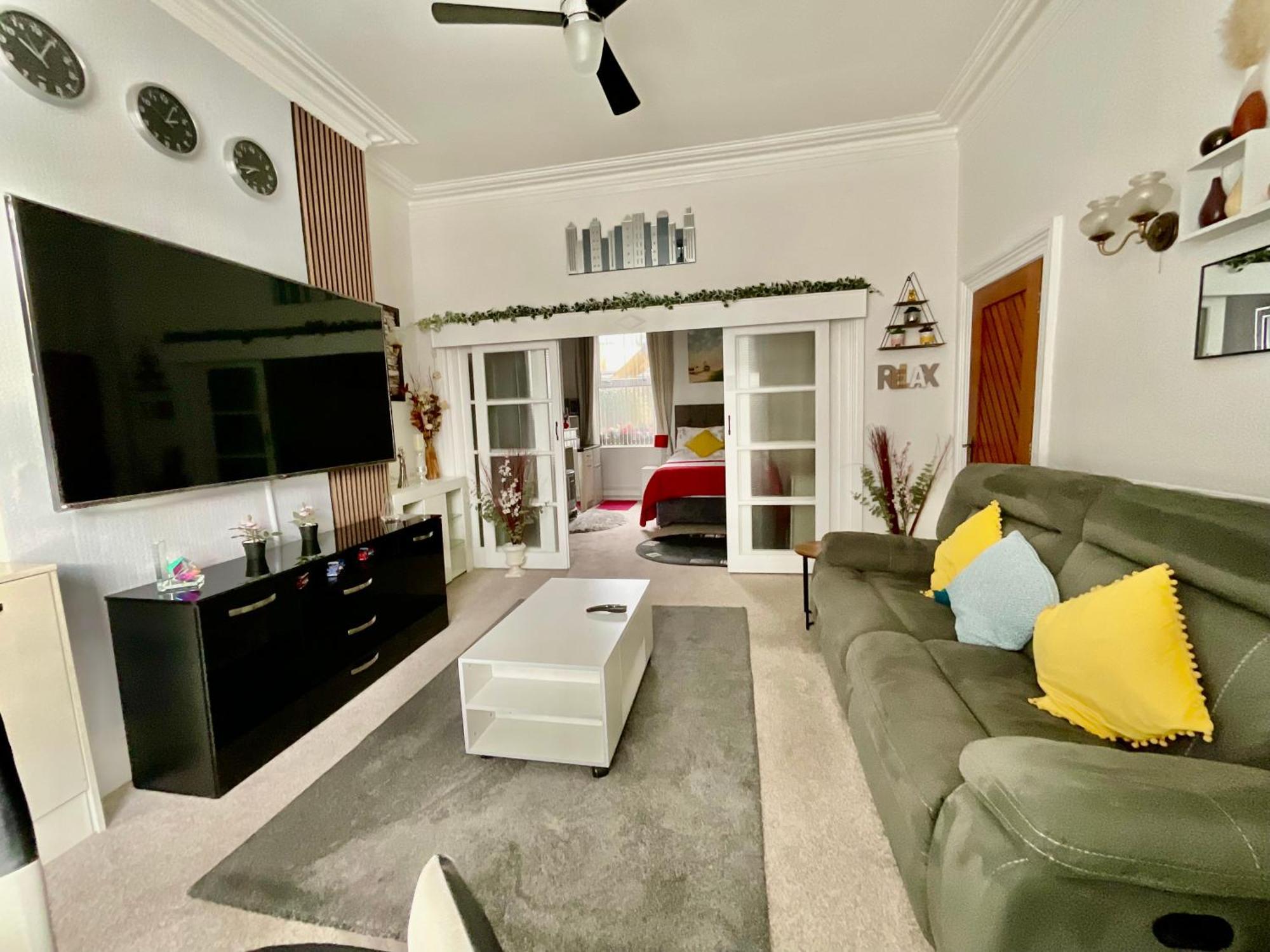 Victoria House - Self Catering Quiet Guesthouse - Adult Singles And Couples Only ブラックプール エクステリア 写真