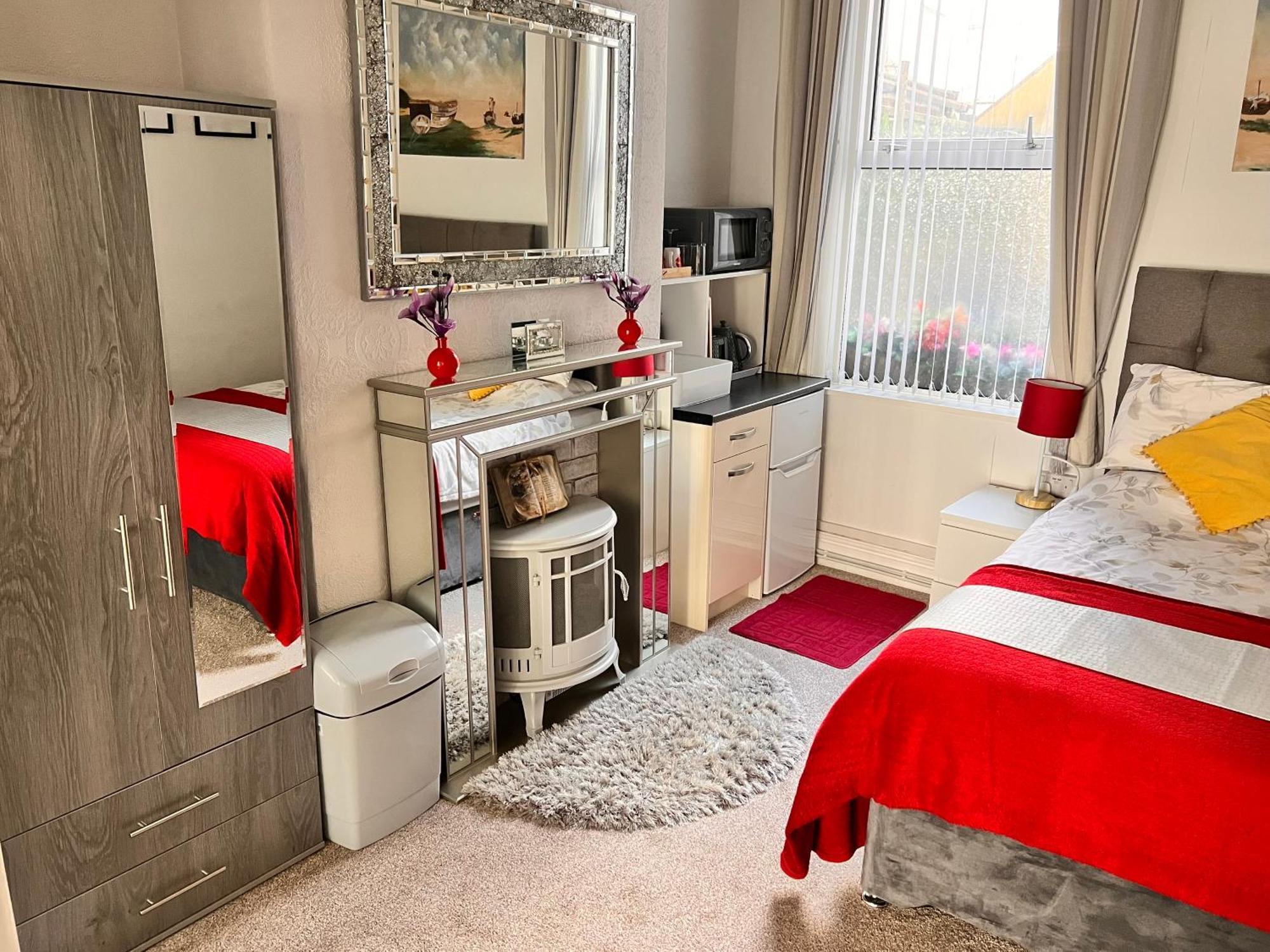 Victoria House - Self Catering Quiet Guesthouse - Adult Singles And Couples Only ブラックプール エクステリア 写真