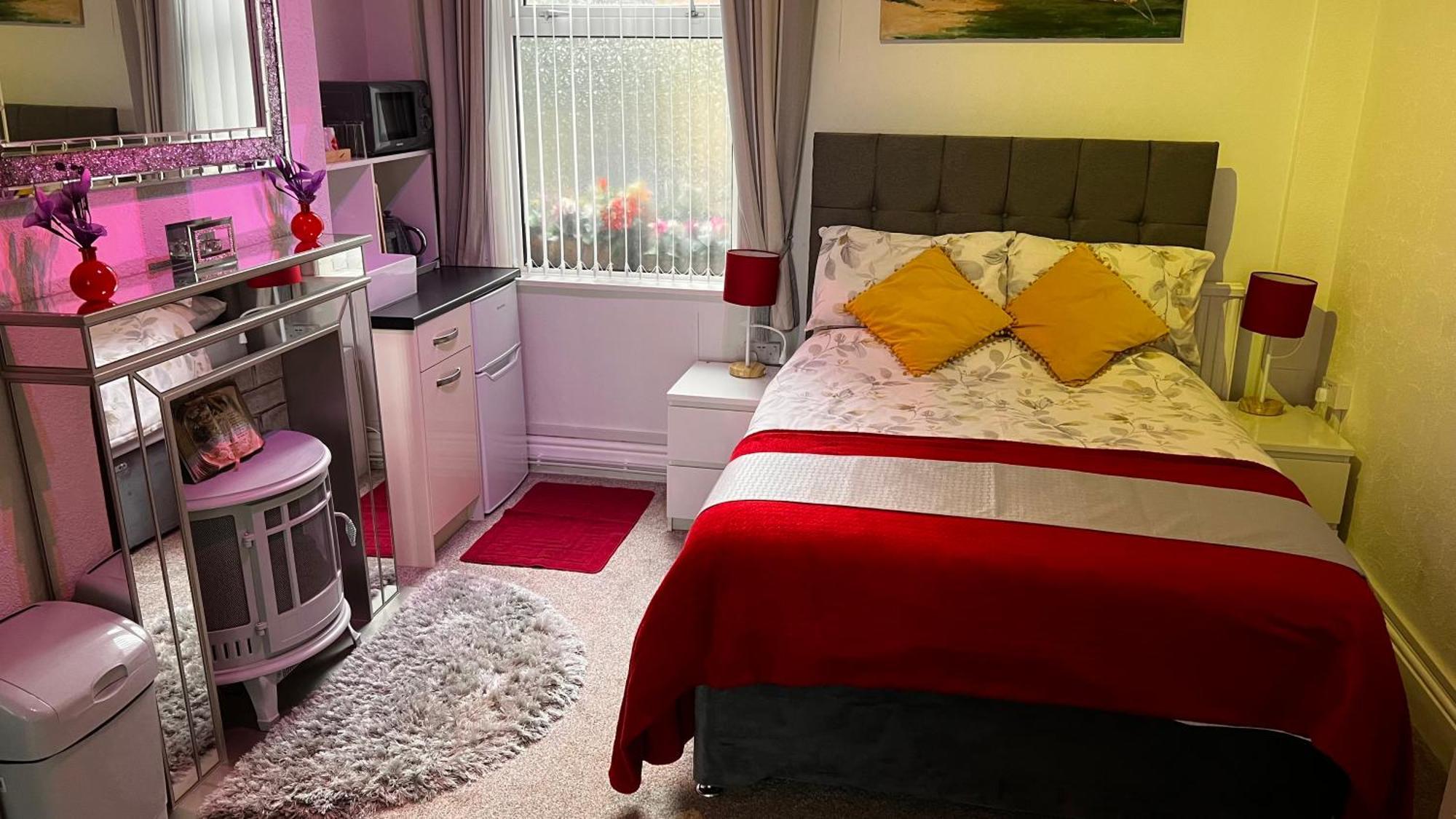 Victoria House - Self Catering Quiet Guesthouse - Adult Singles And Couples Only ブラックプール エクステリア 写真