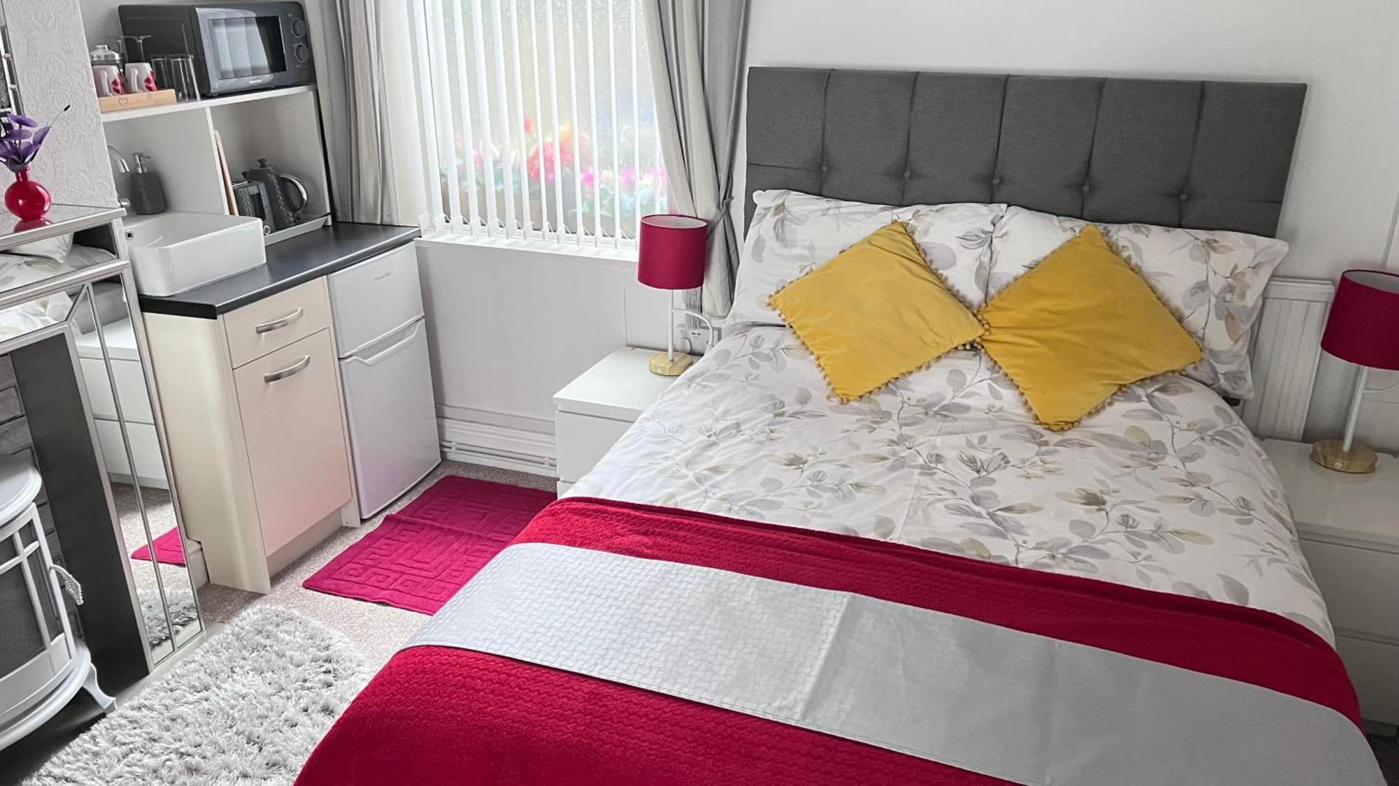 Victoria House - Self Catering Quiet Guesthouse - Adult Singles And Couples Only ブラックプール エクステリア 写真