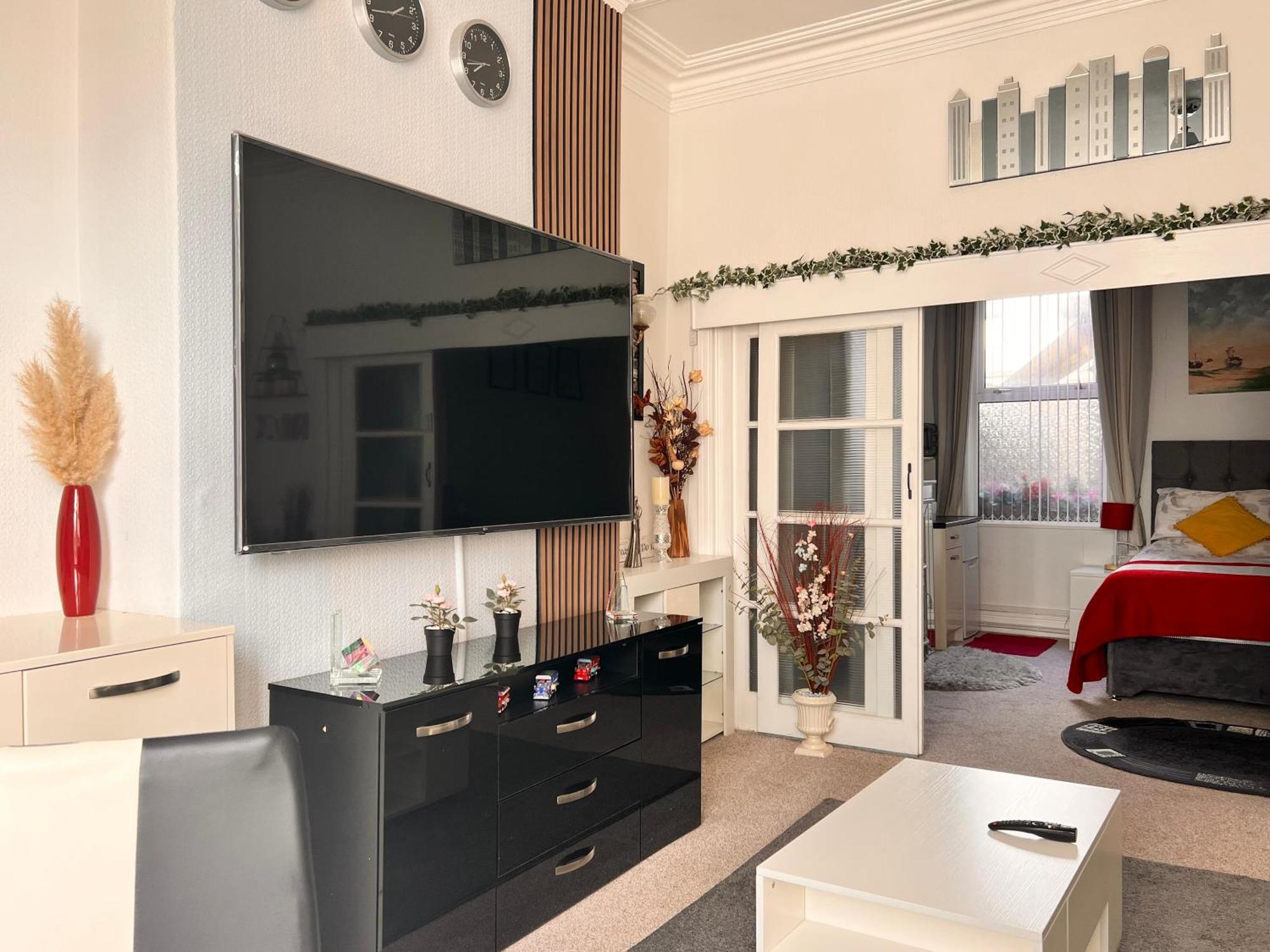Victoria House - Self Catering Quiet Guesthouse - Adult Singles And Couples Only ブラックプール エクステリア 写真
