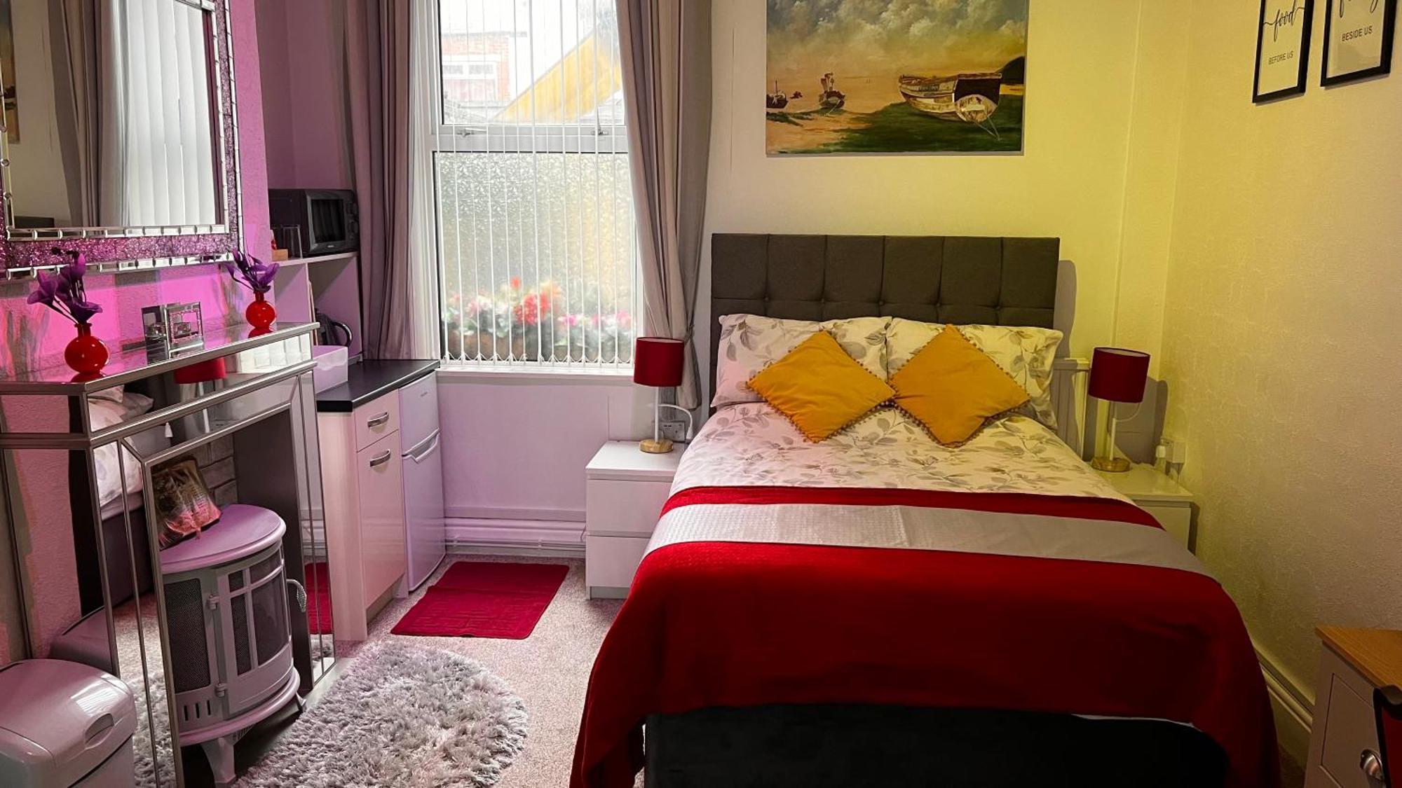 Victoria House - Self Catering Quiet Guesthouse - Adult Singles And Couples Only ブラックプール エクステリア 写真