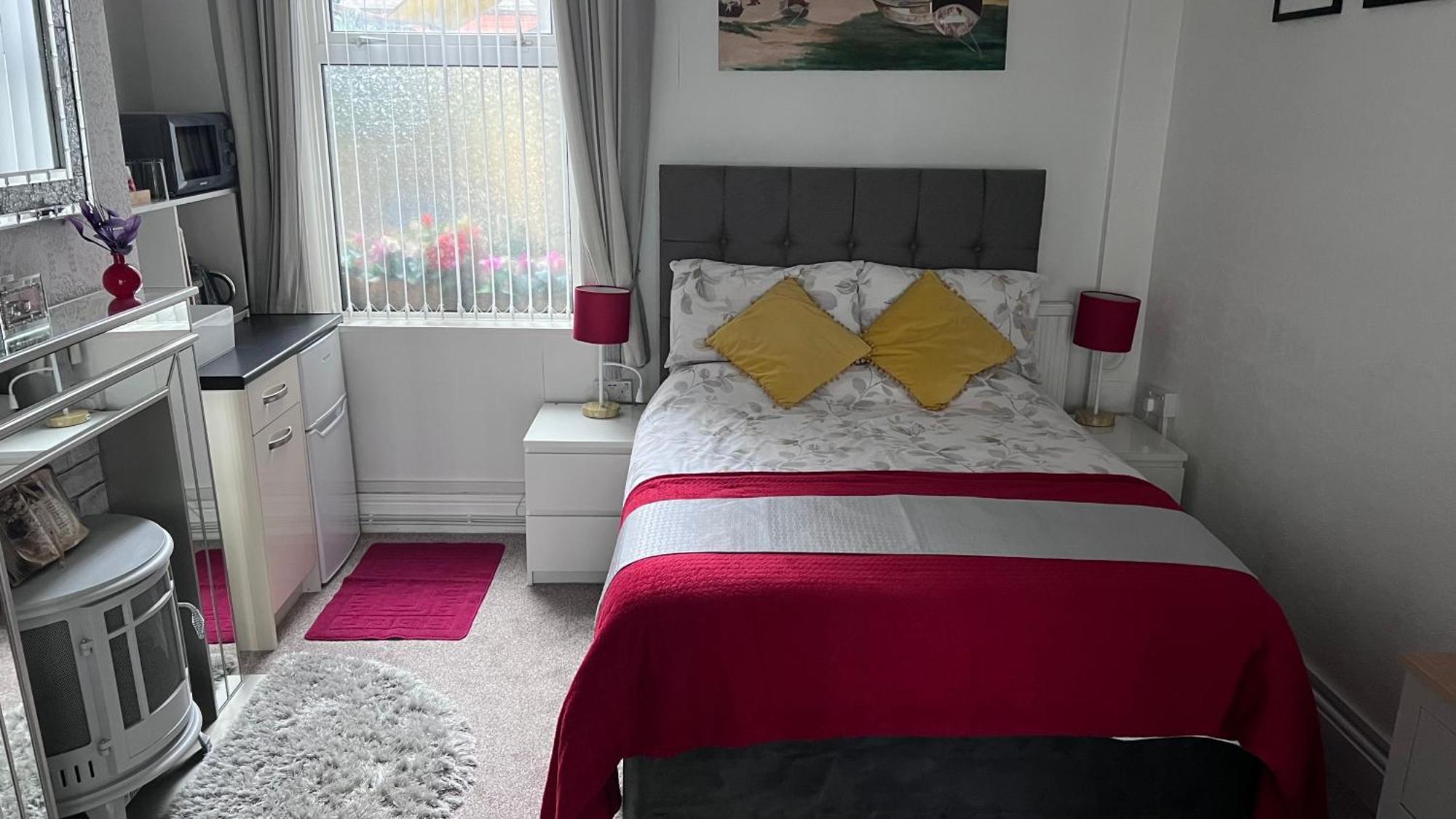 Victoria House - Self Catering Quiet Guesthouse - Adult Singles And Couples Only ブラックプール エクステリア 写真