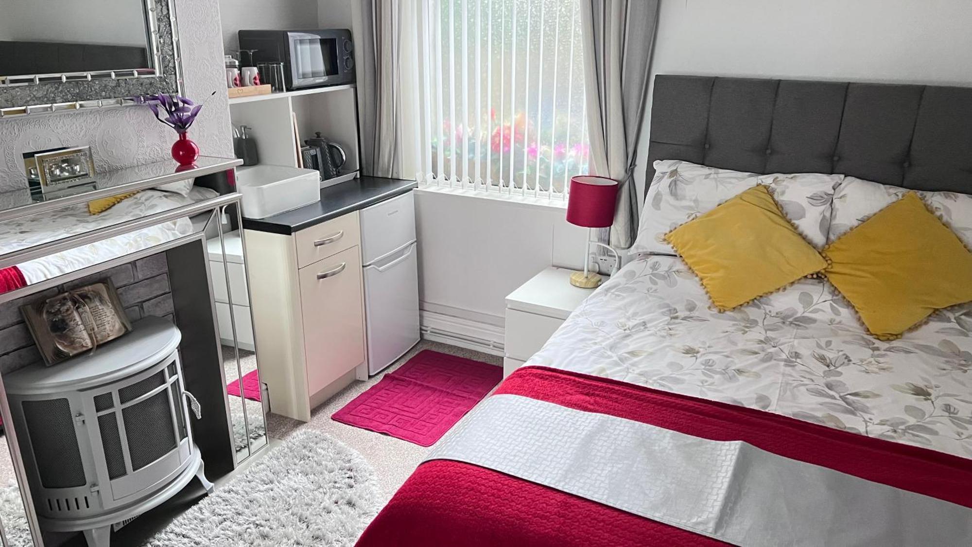 Victoria House - Self Catering Quiet Guesthouse - Adult Singles And Couples Only ブラックプール エクステリア 写真