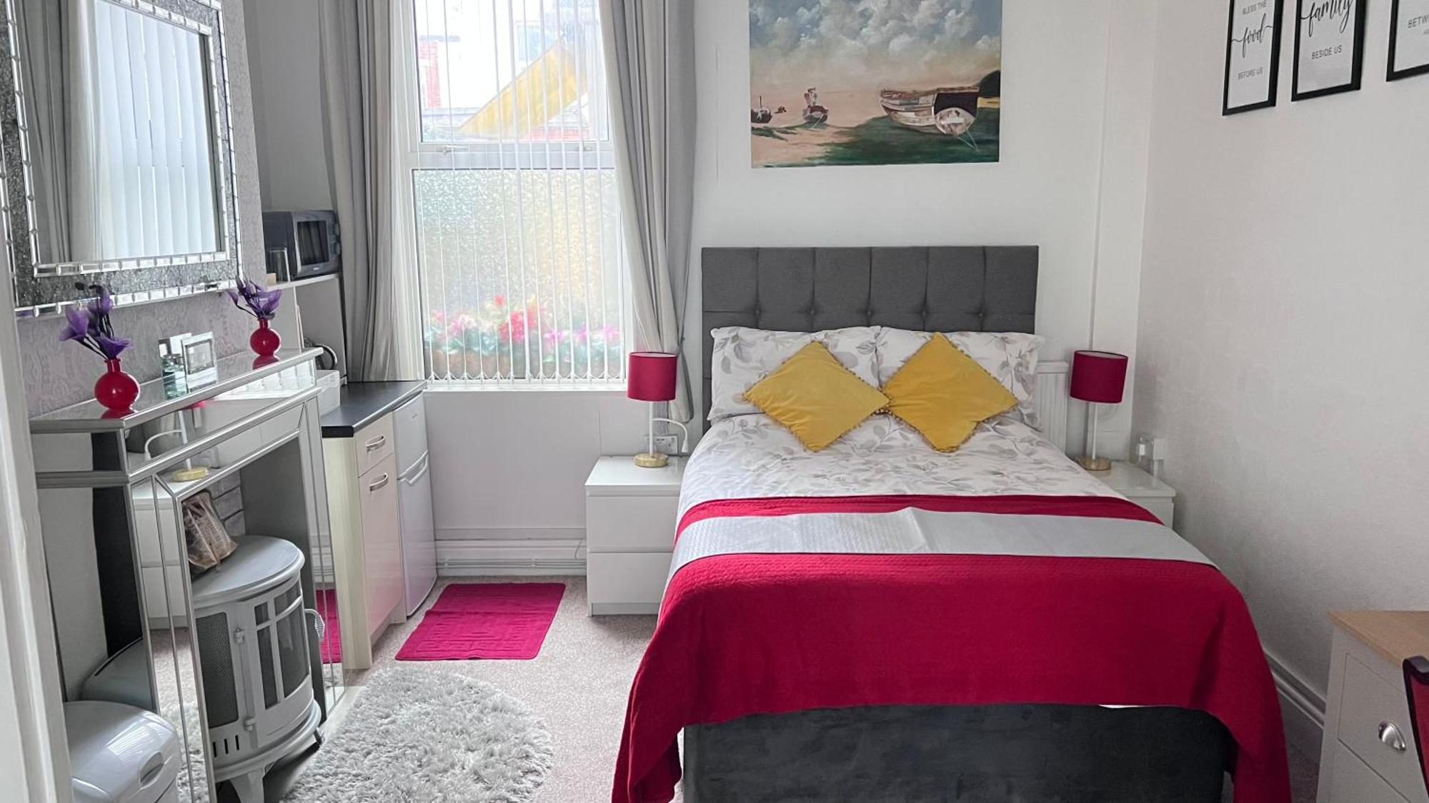 Victoria House - Self Catering Quiet Guesthouse - Adult Singles And Couples Only ブラックプール エクステリア 写真