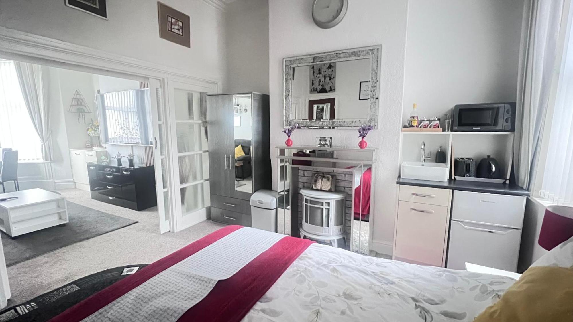 Victoria House - Self Catering Quiet Guesthouse - Adult Singles And Couples Only ブラックプール エクステリア 写真