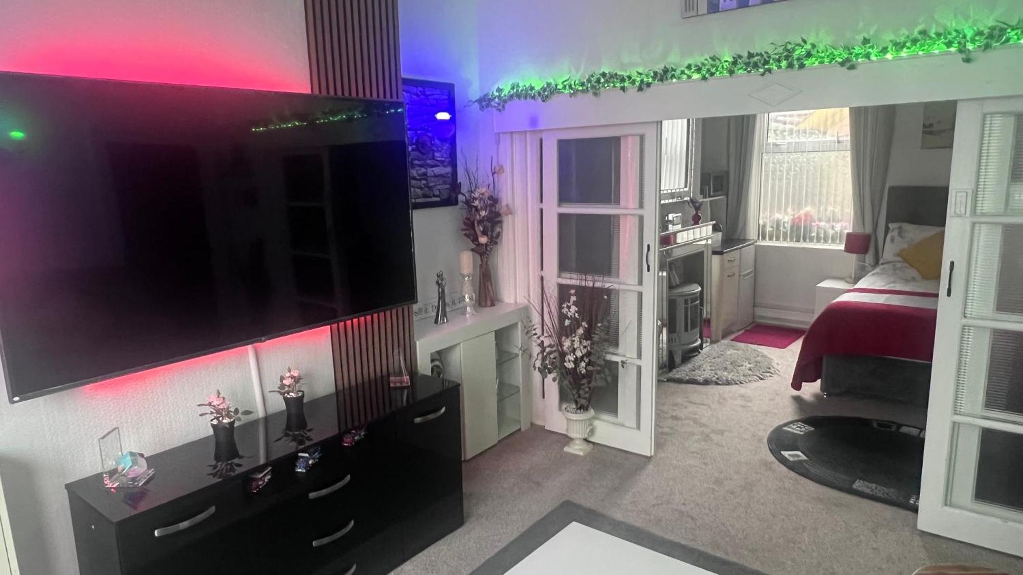 Victoria House - Self Catering Quiet Guesthouse - Adult Singles And Couples Only ブラックプール エクステリア 写真