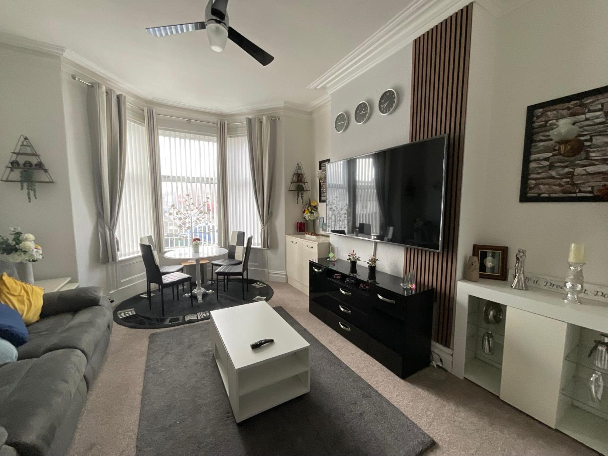 Victoria House - Self Catering Quiet Guesthouse - Adult Singles And Couples Only ブラックプール エクステリア 写真