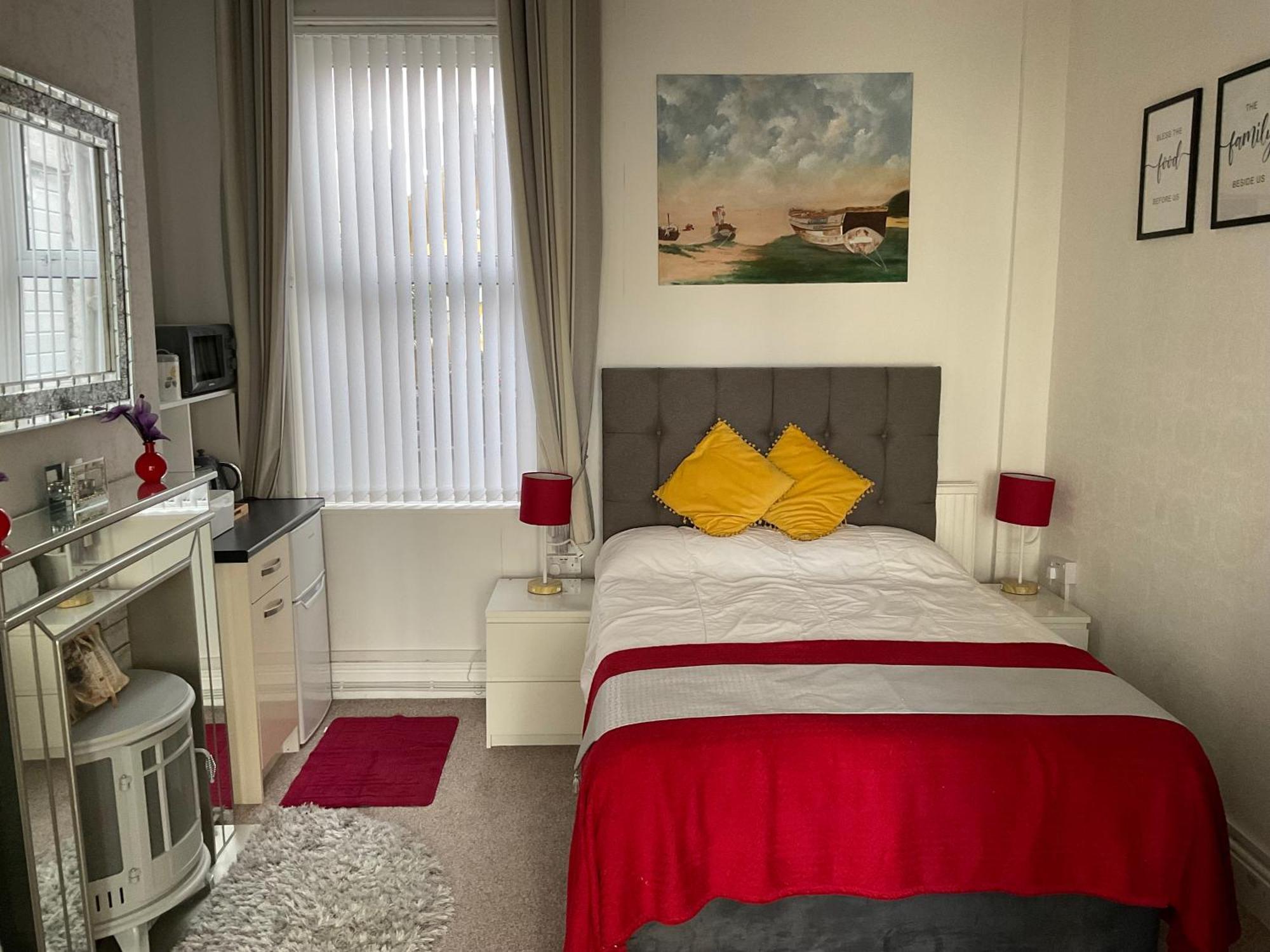 Victoria House - Self Catering Quiet Guesthouse - Adult Singles And Couples Only ブラックプール エクステリア 写真