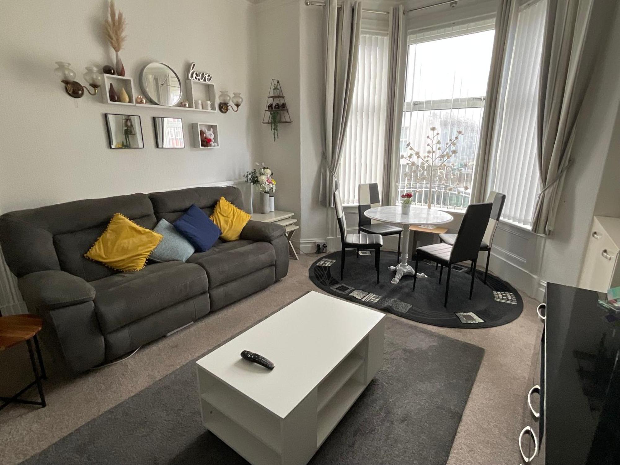 Victoria House - Self Catering Quiet Guesthouse - Adult Singles And Couples Only ブラックプール エクステリア 写真