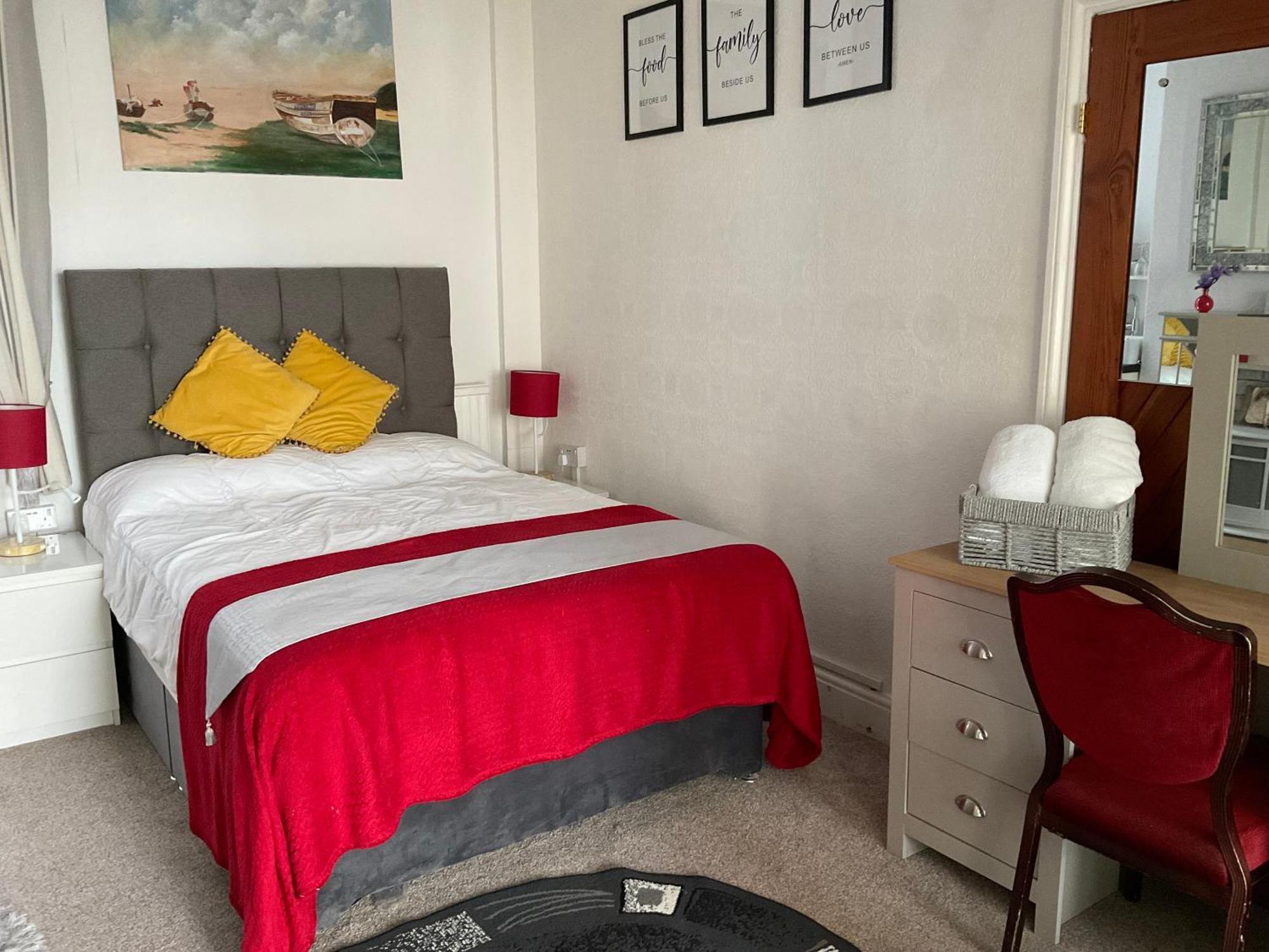 Victoria House - Self Catering Quiet Guesthouse - Adult Singles And Couples Only ブラックプール エクステリア 写真