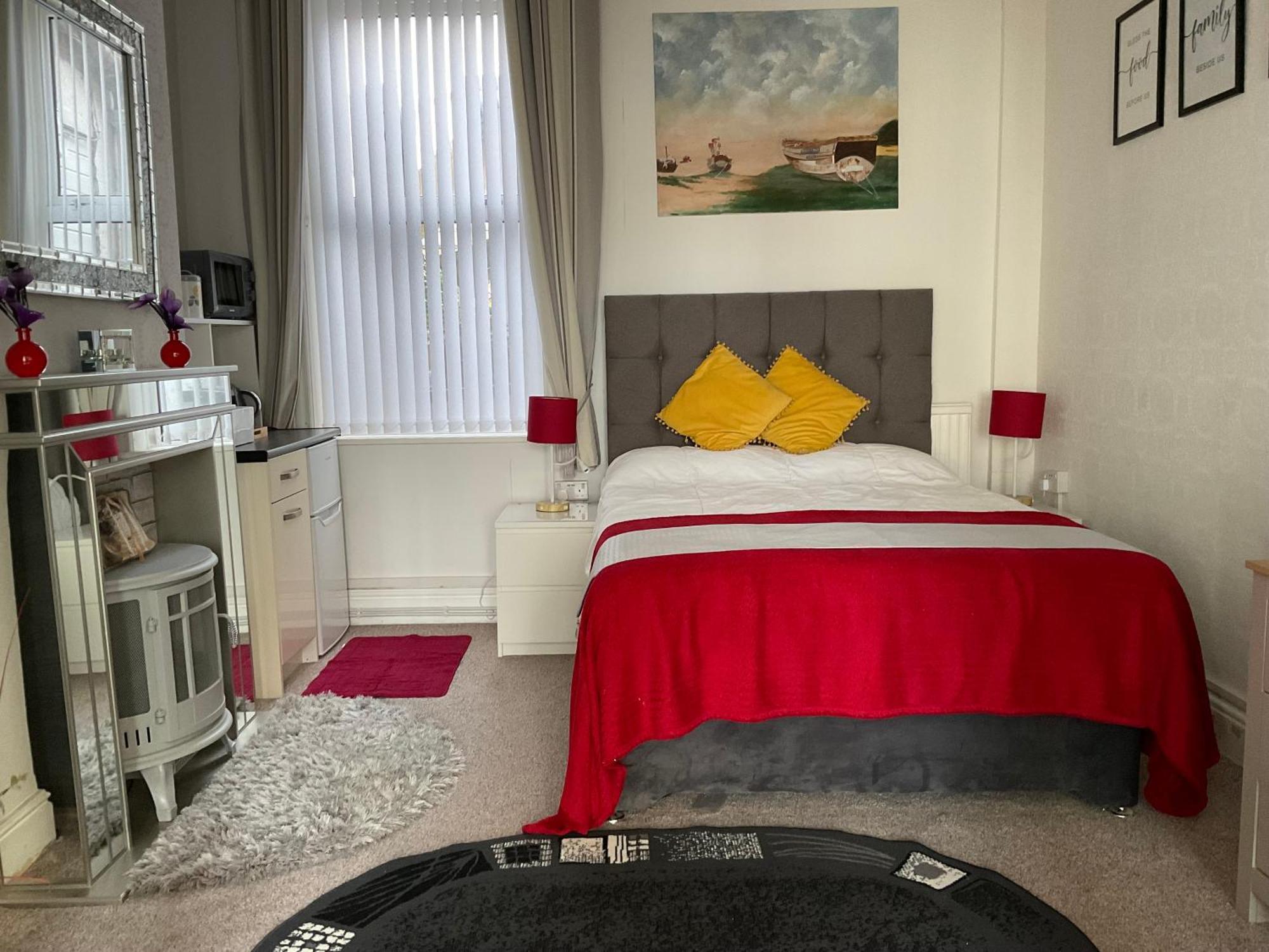 Victoria House - Self Catering Quiet Guesthouse - Adult Singles And Couples Only ブラックプール エクステリア 写真