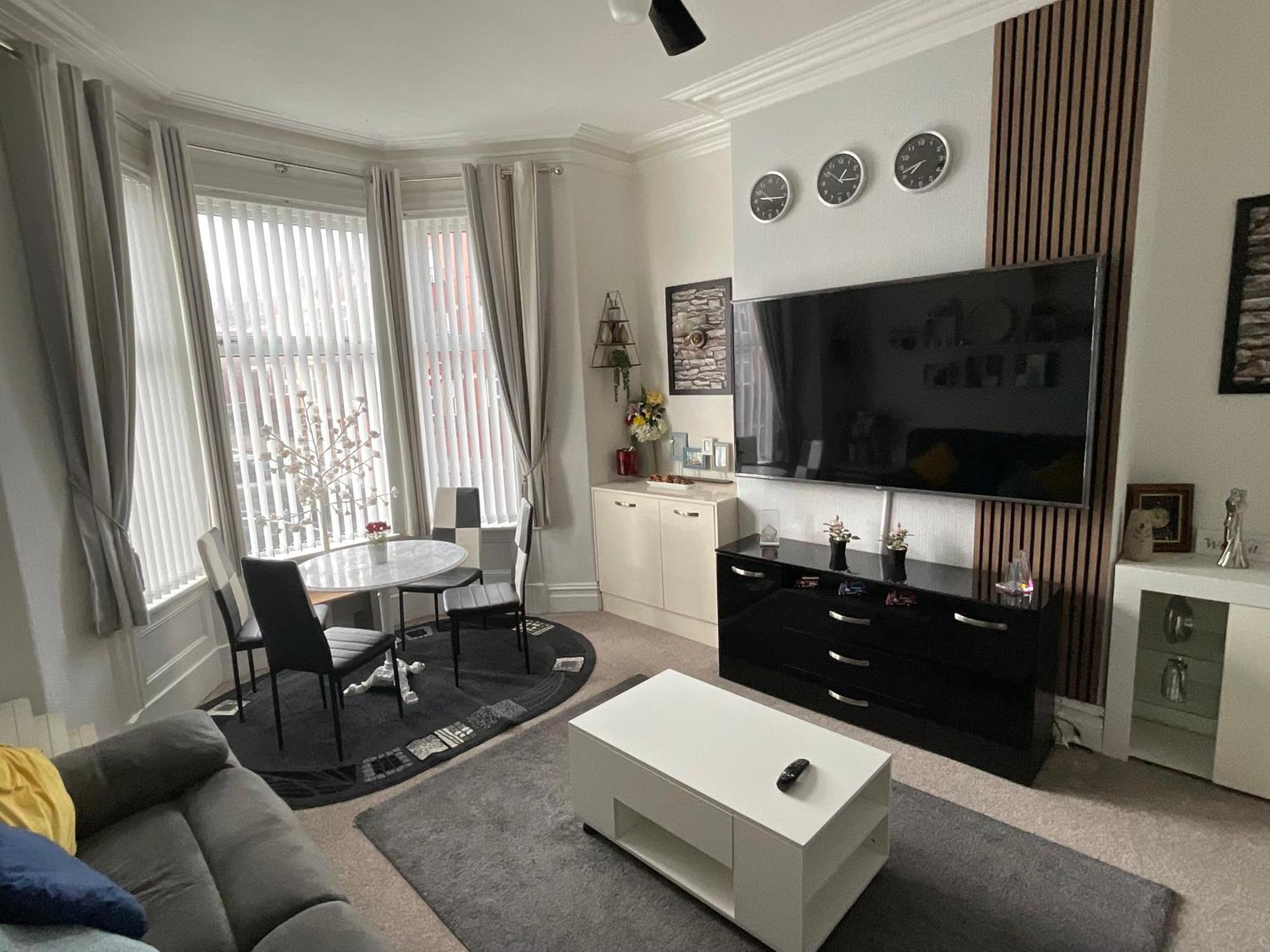 Victoria House - Self Catering Quiet Guesthouse - Adult Singles And Couples Only ブラックプール エクステリア 写真