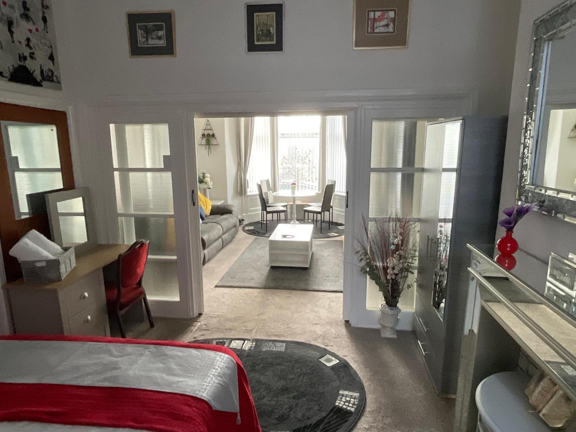 Victoria House - Self Catering Quiet Guesthouse - Adult Singles And Couples Only ブラックプール エクステリア 写真