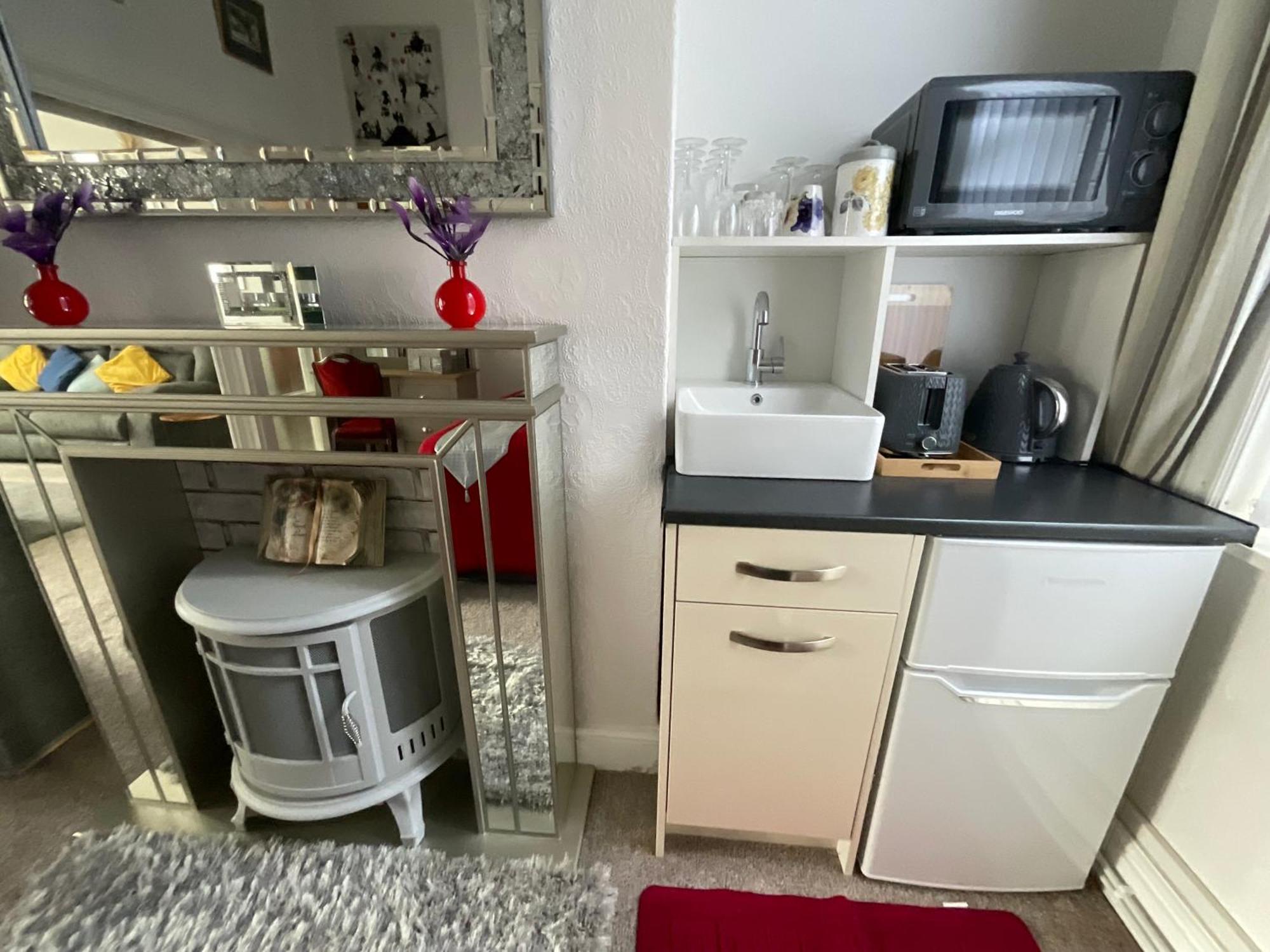 Victoria House - Self Catering Quiet Guesthouse - Adult Singles And Couples Only ブラックプール エクステリア 写真