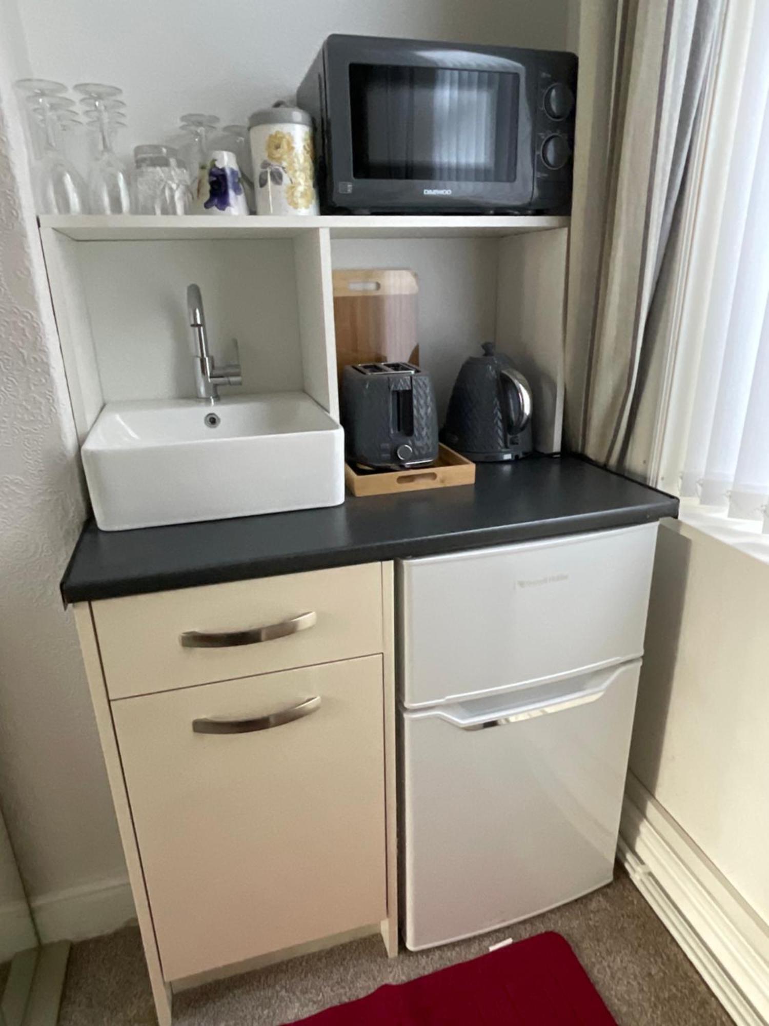 Victoria House - Self Catering Quiet Guesthouse - Adult Singles And Couples Only ブラックプール エクステリア 写真