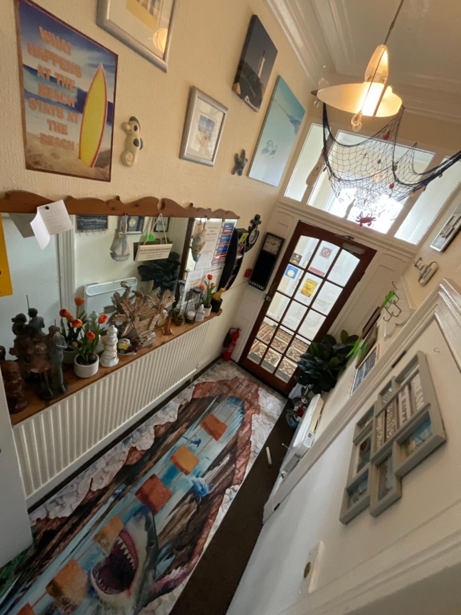 Victoria House - Self Catering Quiet Guesthouse - Adult Singles And Couples Only ブラックプール エクステリア 写真