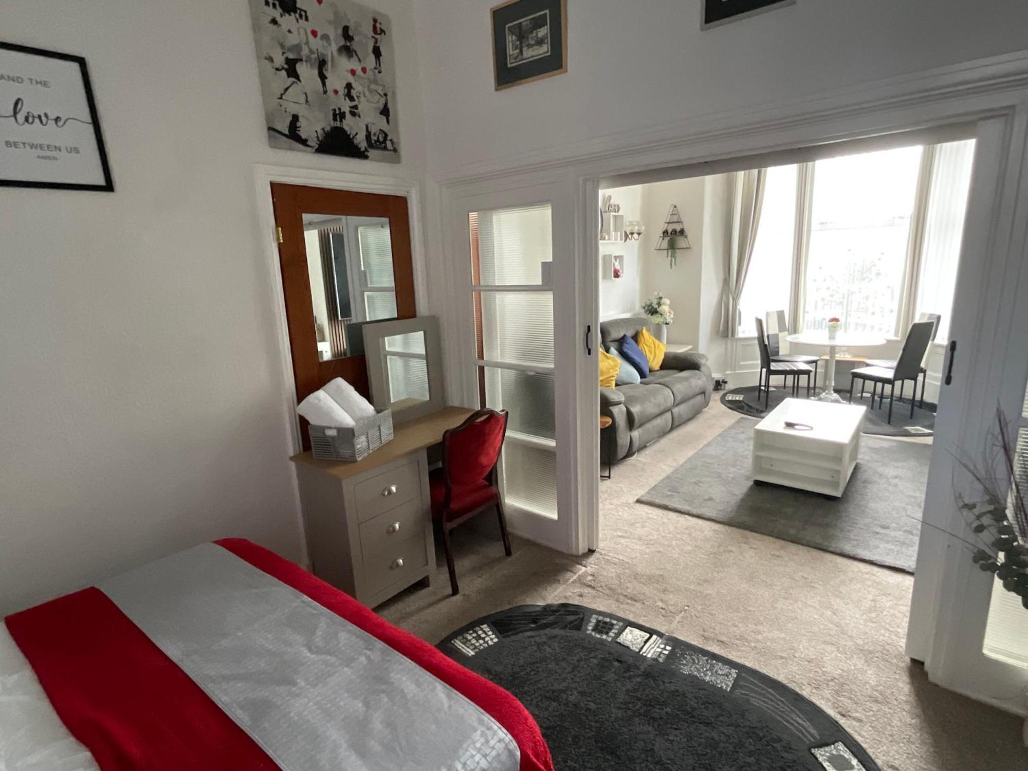 Victoria House - Self Catering Quiet Guesthouse - Adult Singles And Couples Only ブラックプール エクステリア 写真