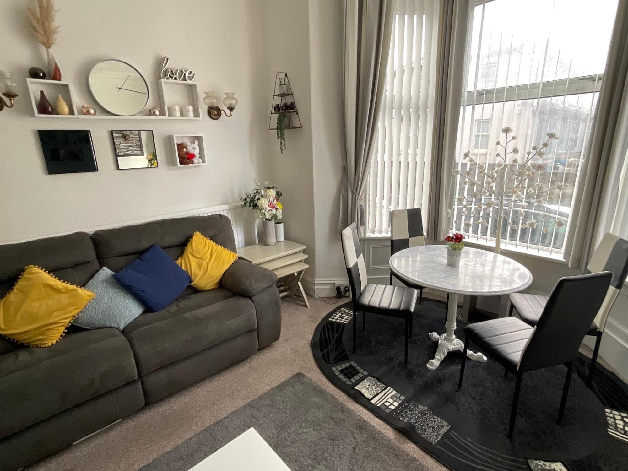 Victoria House - Self Catering Quiet Guesthouse - Adult Singles And Couples Only ブラックプール エクステリア 写真
