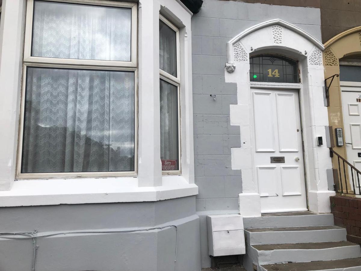 Victoria House - Self Catering Quiet Guesthouse - Adult Singles And Couples Only ブラックプール エクステリア 写真